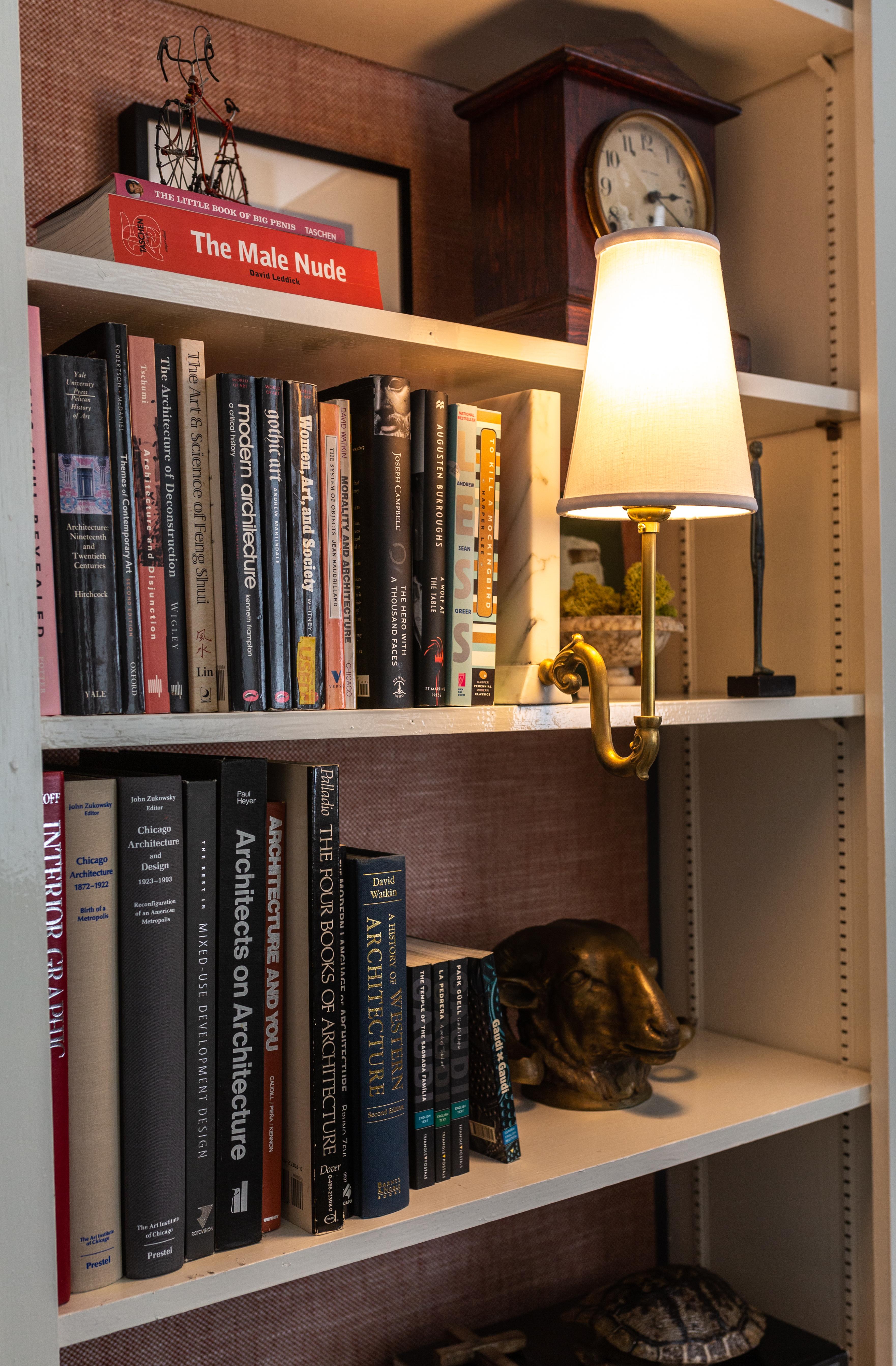 Library Sconce, Contemporary Bookshelf Sconce aus Carrara-Marmor, Aged Brass im Angebot 3