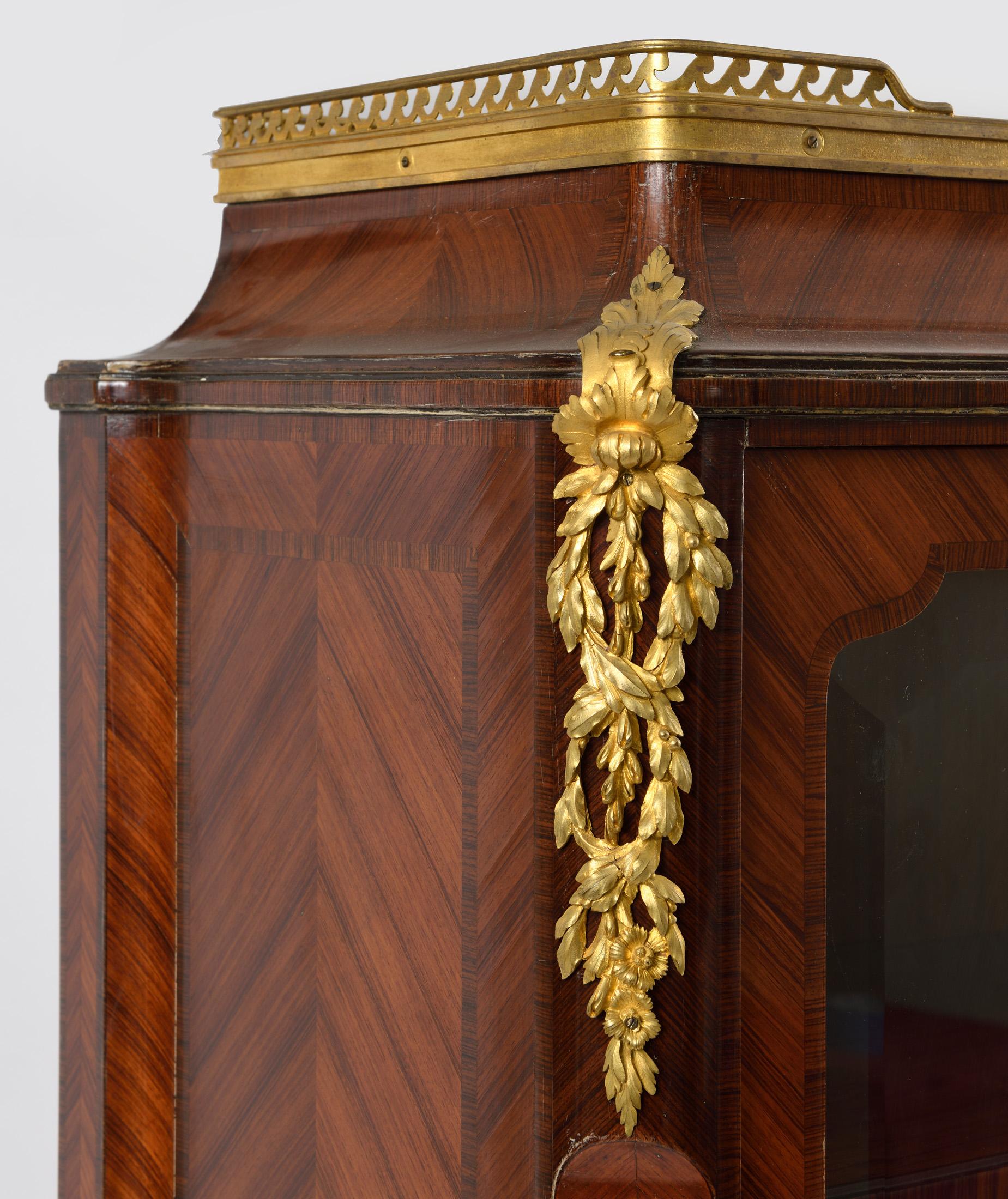 Prächtige Möbel aus Intarsien und Bronze im Stil des Übergangs von Louis XV zu Louis XVI
ausgeführt von A. Chevrie, einem berühmten Pariser Kunsttischler dieser Zeit.
Das Möbel öffnet sich oben mit zwei Glastüren, innen mit zwei Klappen, um Bücher