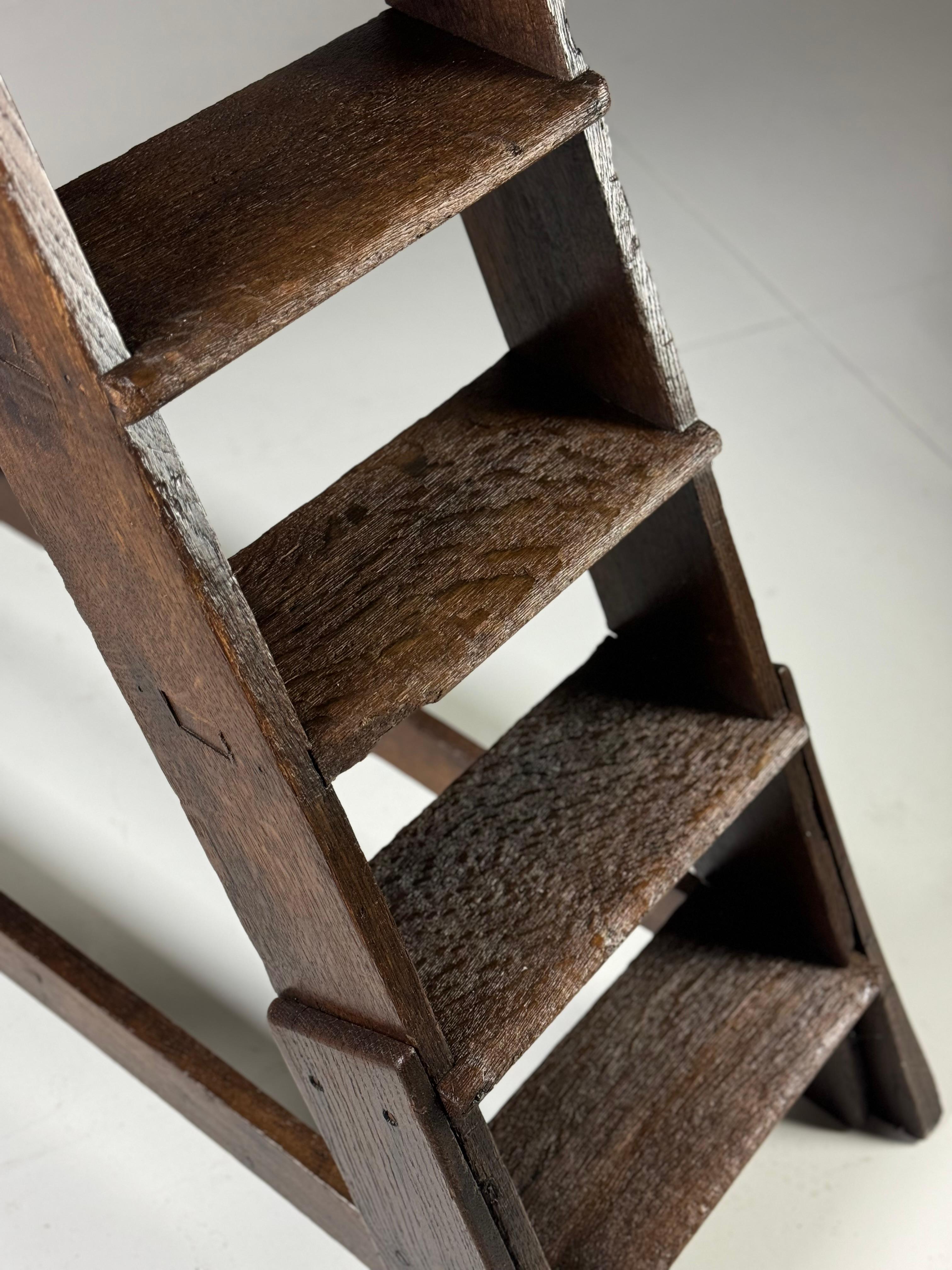 Escalier de bibliothèque ancien. En style anglais, mais probablement d'origine française. Fabriqué en chêne massif, au 19e siècle.
L'escalier est robuste et solide. Très décoratif, il convient également à un usage quotidien.