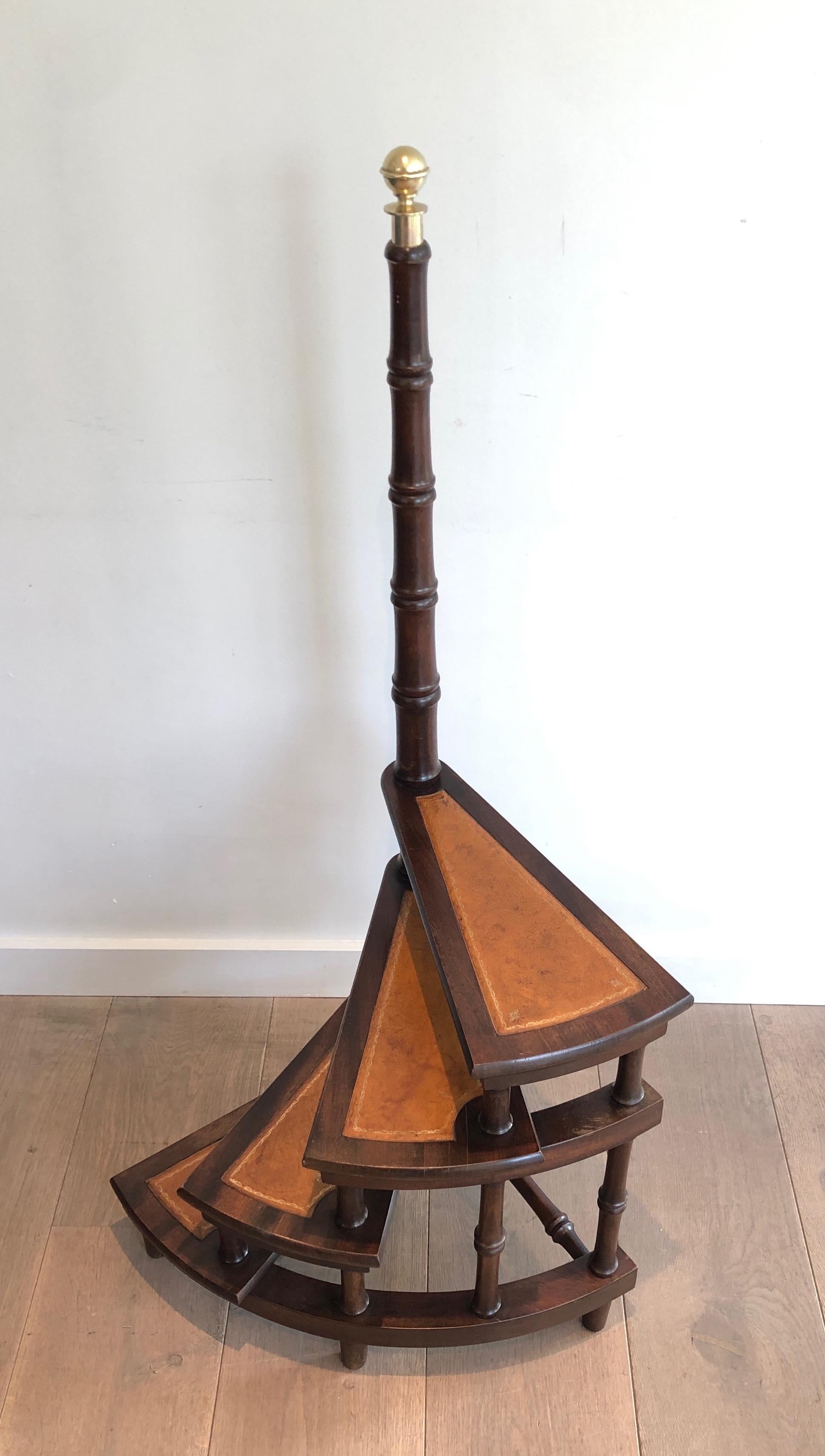Library Stepladder in Wood, Leather and Brass In Good Condition For Sale In Marcq-en-Barœul, Hauts-de-France