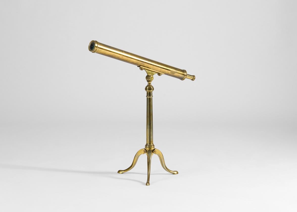 Ce télescope remarquable provient de la collection personnelle de Thierry Despont (1948 - 2023). S'il est surtout connu pour son travail d'architecte - qui a joué un rôle essentiel dans la restauration de la Statue de la Liberté, la réorganisation