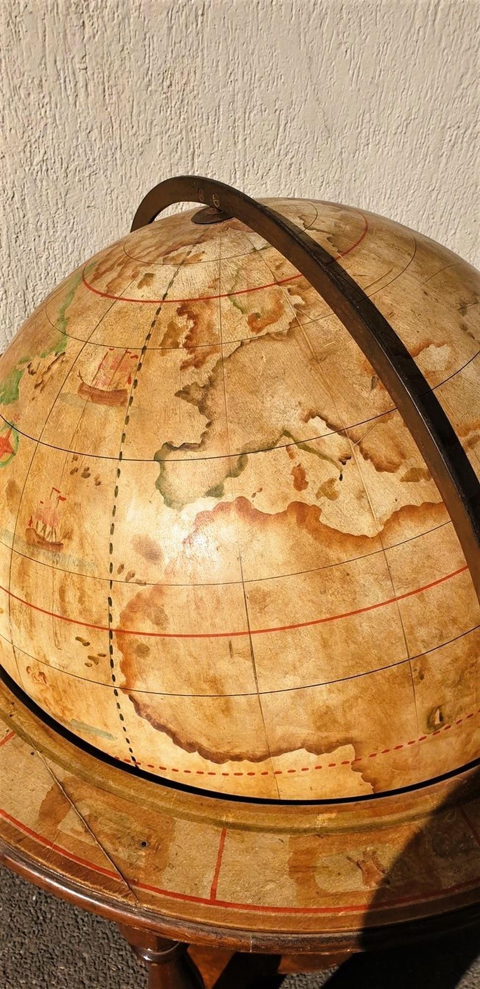 Grand globe terrestre en papier mâché et plâtre, fixé dans son panier en bois : les fuseaux sont peints avec les continents (de manière décorative), le méridien complet est en laiton ; le cercle des heures est décoré avec les signes du Zodiac.

Dès