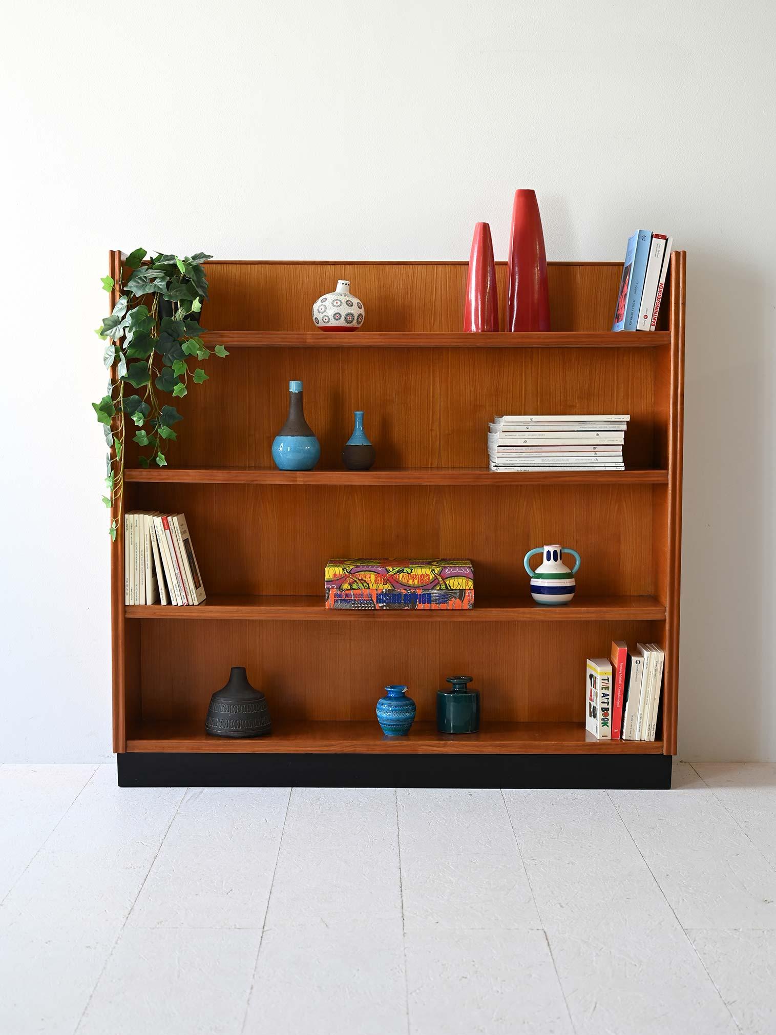 Original vintage wooden cabinet with 4 shelves. The footing is painted black. 

Due to its small size, it is also ideal for small spaces such as the hallway or entryway. Good conditions. Potrebbe presentare dei segni del tempo. Please pay attention