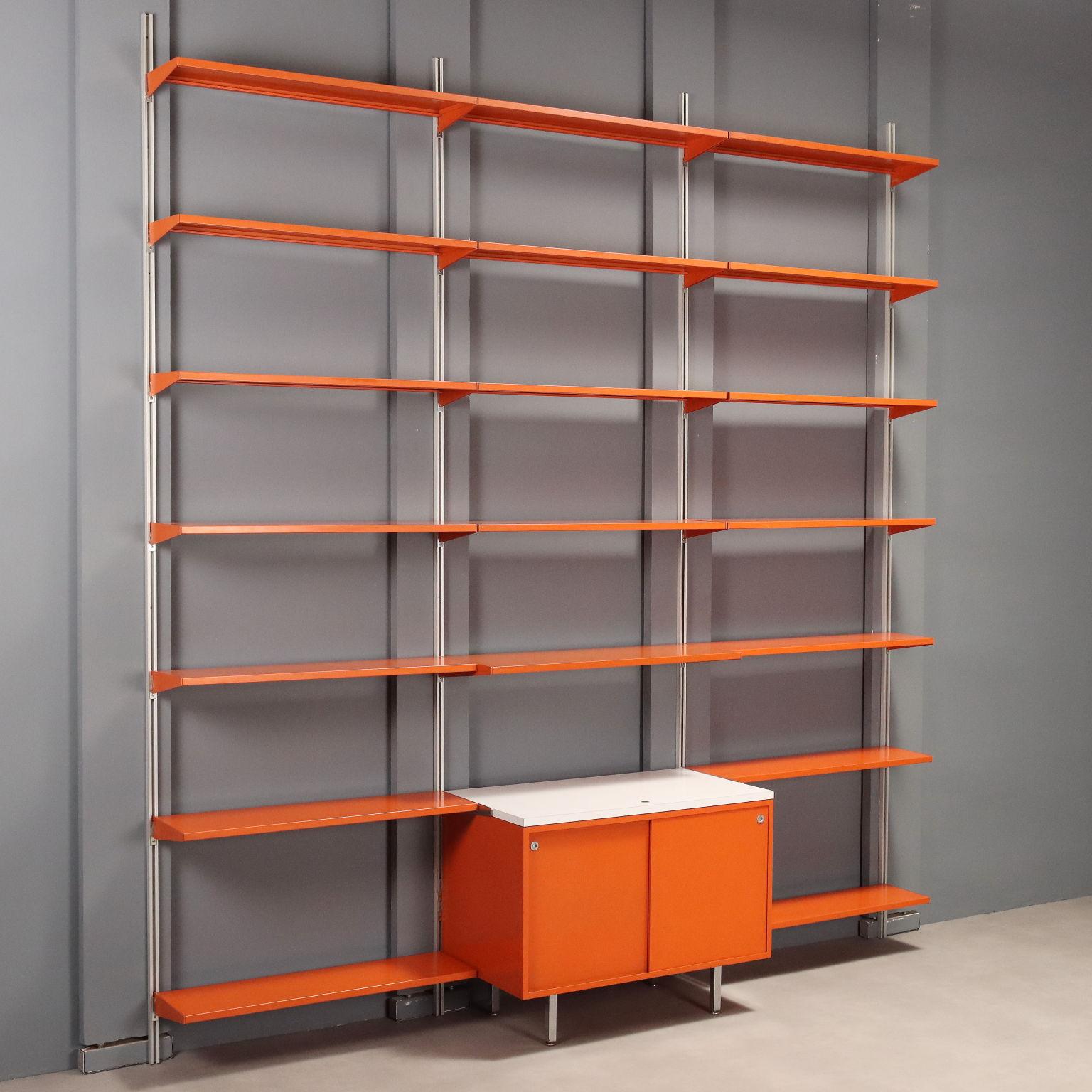 Libreria che necessita di ancoraggio dei montanti alla parete, ripiani a posizione regolabile, metallo smaltato, e montanti in alluminio. 