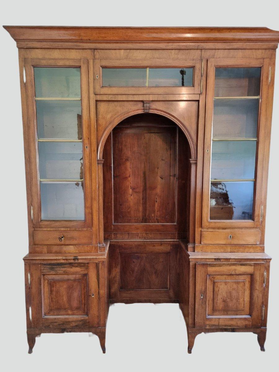 Importante libreria veneta dei primi decenni dell’Ottocento, realizzata interamente in noce massiccio. La struttura, solida e ben proporzionata, si distingue per la particolare configurazione “a ponte”, con un elegante arco centrale incorniciato da