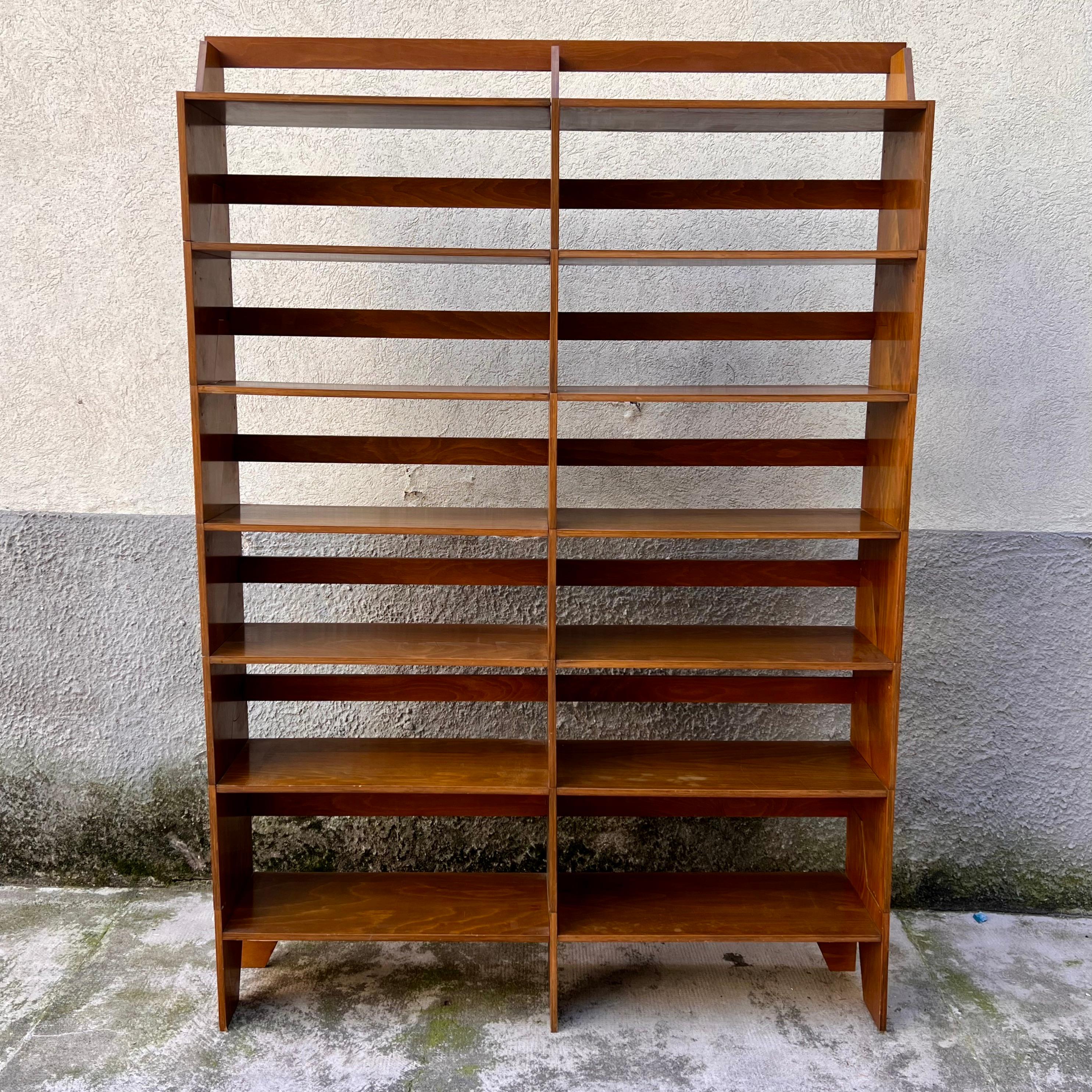 La librería F54 de Renato Forti para MC Selvini, creada en 1954 y fabricada en madera de haya, es un ejemplo de diseño minimalista y funcional típico de las décadas de 1950 y 1960. La librería está fabricada en madera con un acabado de color claro,
