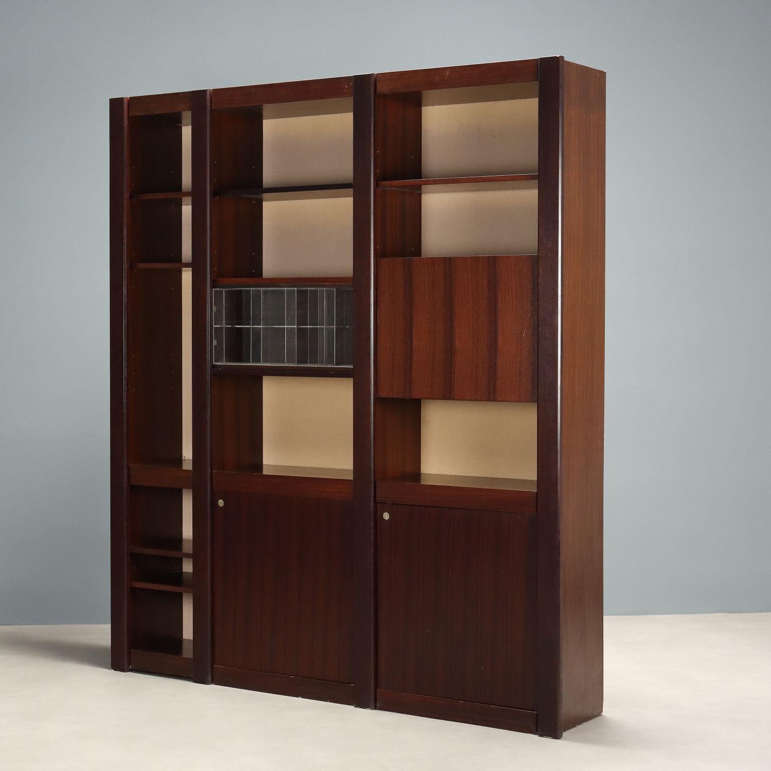 Libreria con parti a giorno e contenitori con ante battenti e ribalta, particolari elementi espositori in plexiglas, legno impiallacciato legno esotico. Buone condizioni
