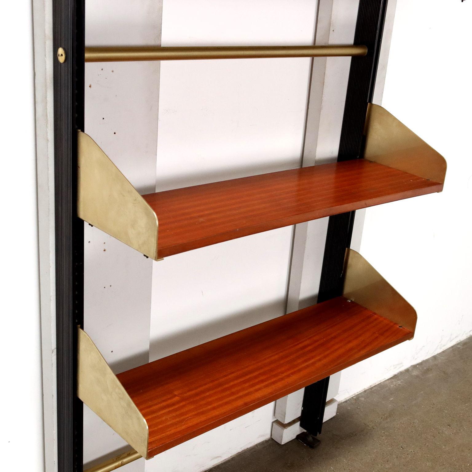 1950s wall-mounted bookcase In Good Condition In Milano, IT