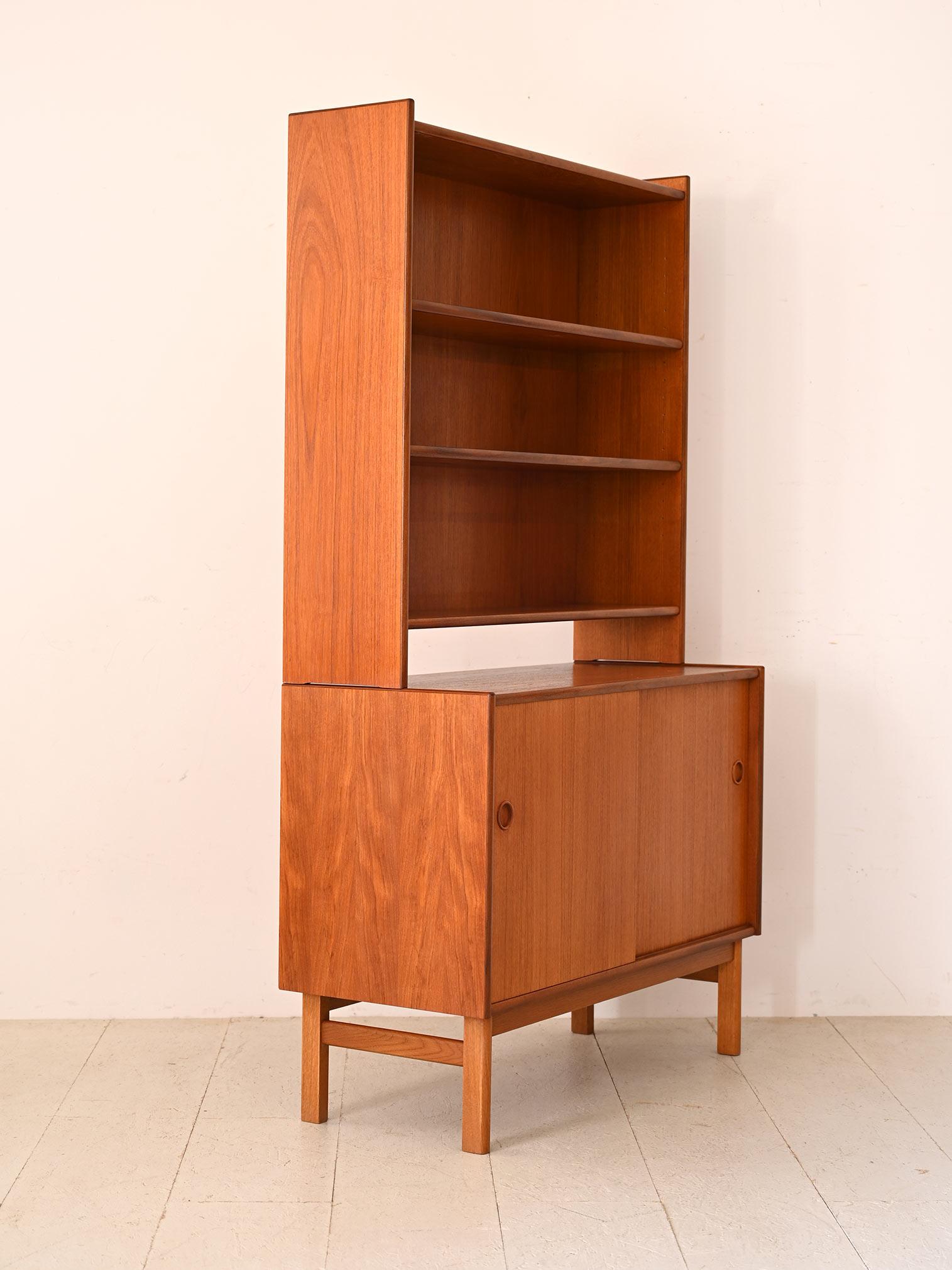 Sideboard aus Teakholz mit verstellbaren Regalen
Dieses originelle Möbelstück, das aus zwei Modulen besteht, verkörpert mit seiner regelmäßigen, quadratischen Form perfekt den skandinavischen Minimalismus. Dank seiner geringen Größe und seiner