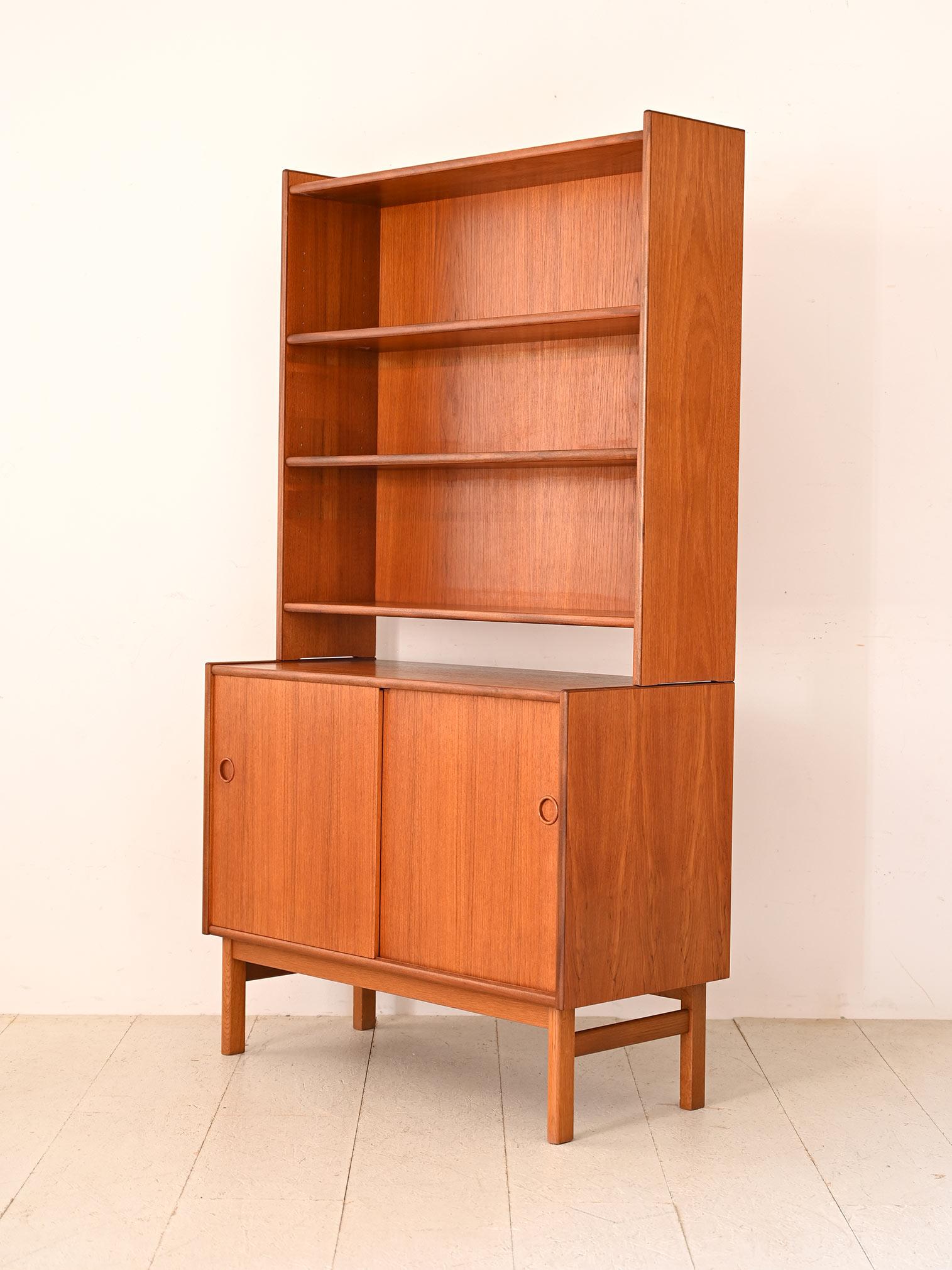 1960er Jahre Bücherregal mit Flügeltüren (Skandinavische Moderne) im Angebot