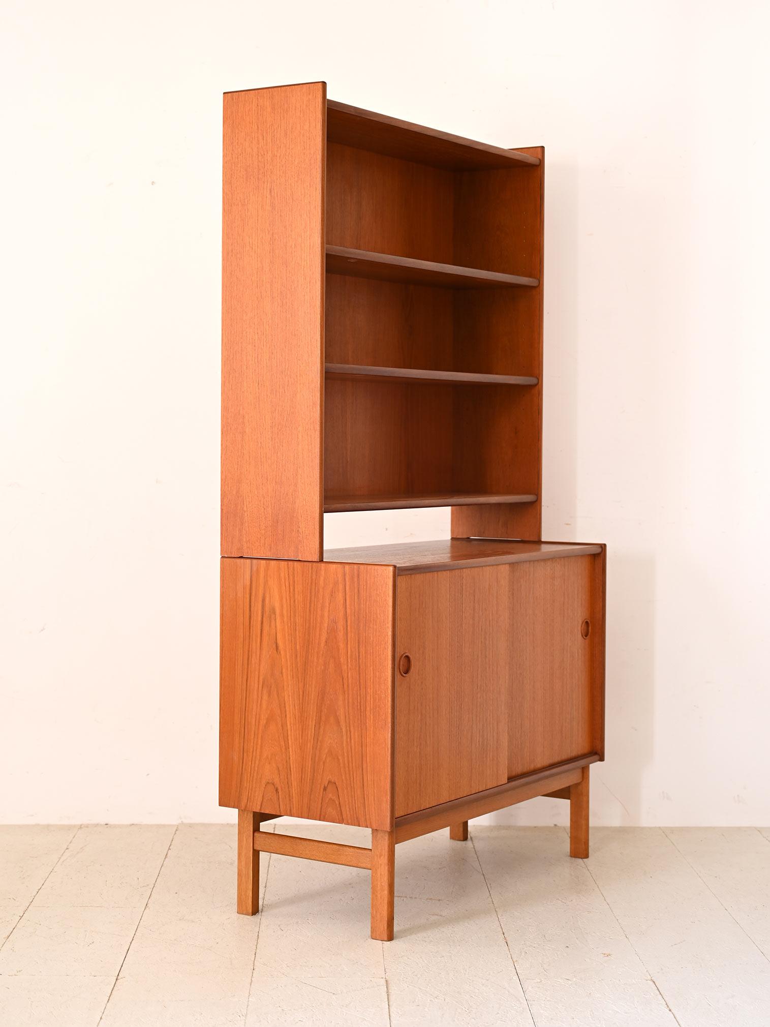 Buffet en teck avec étagères réglables
Ce meuble original, composé de deux modules, incarne parfaitement le style minimaliste scandinave avec sa silhouette régulière et carrée. Grâce à sa petite taille et à sa polyvalence, il peut être placé dans