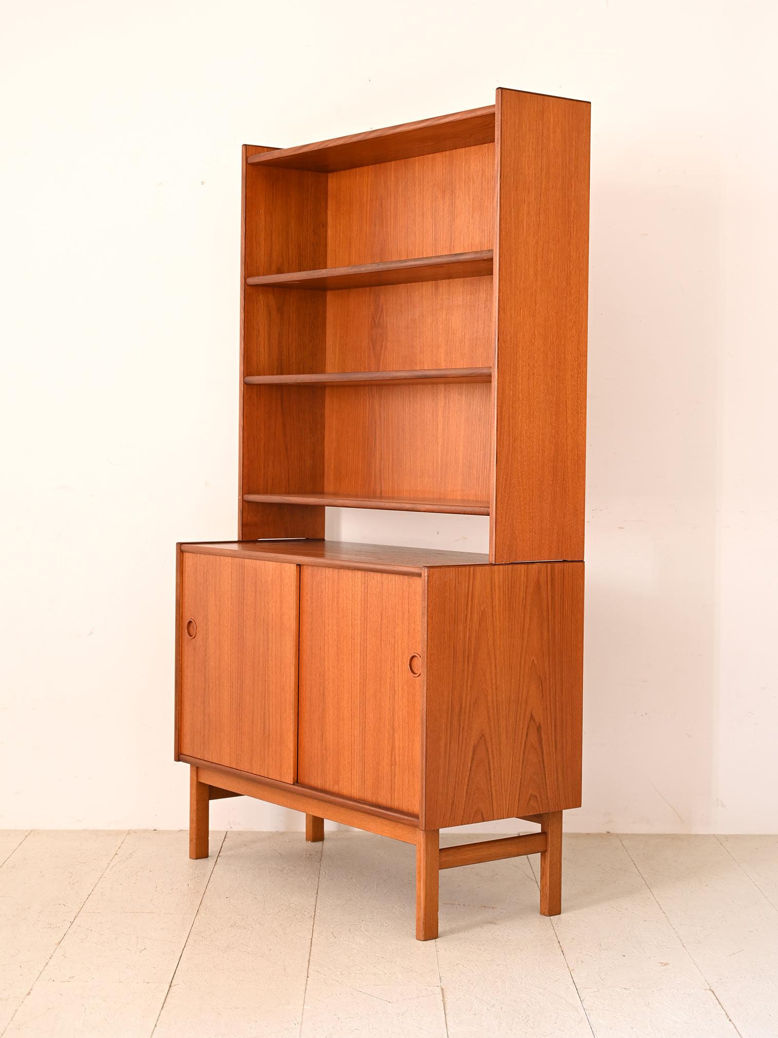 Scandinave moderne Bibliothèque à portes des années 1960 en vente