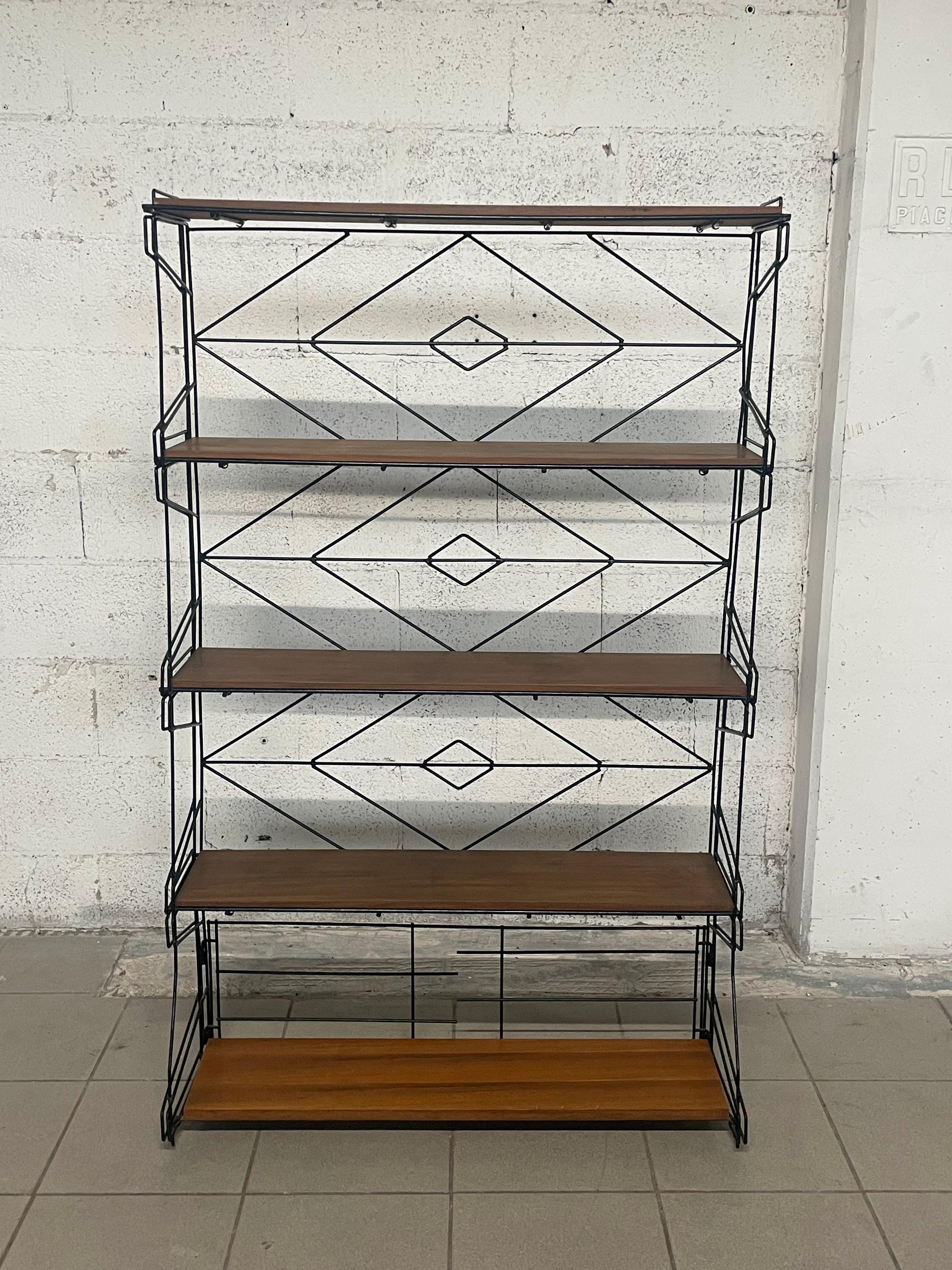 Italian-made 1960s bookcase featuring a wire mesh frame and 5 teak wood shelves.

Interesting is the block structure so you can vary the composition of the structure and wire mesh.

Also nice used as a partition between two rooms.

In very good