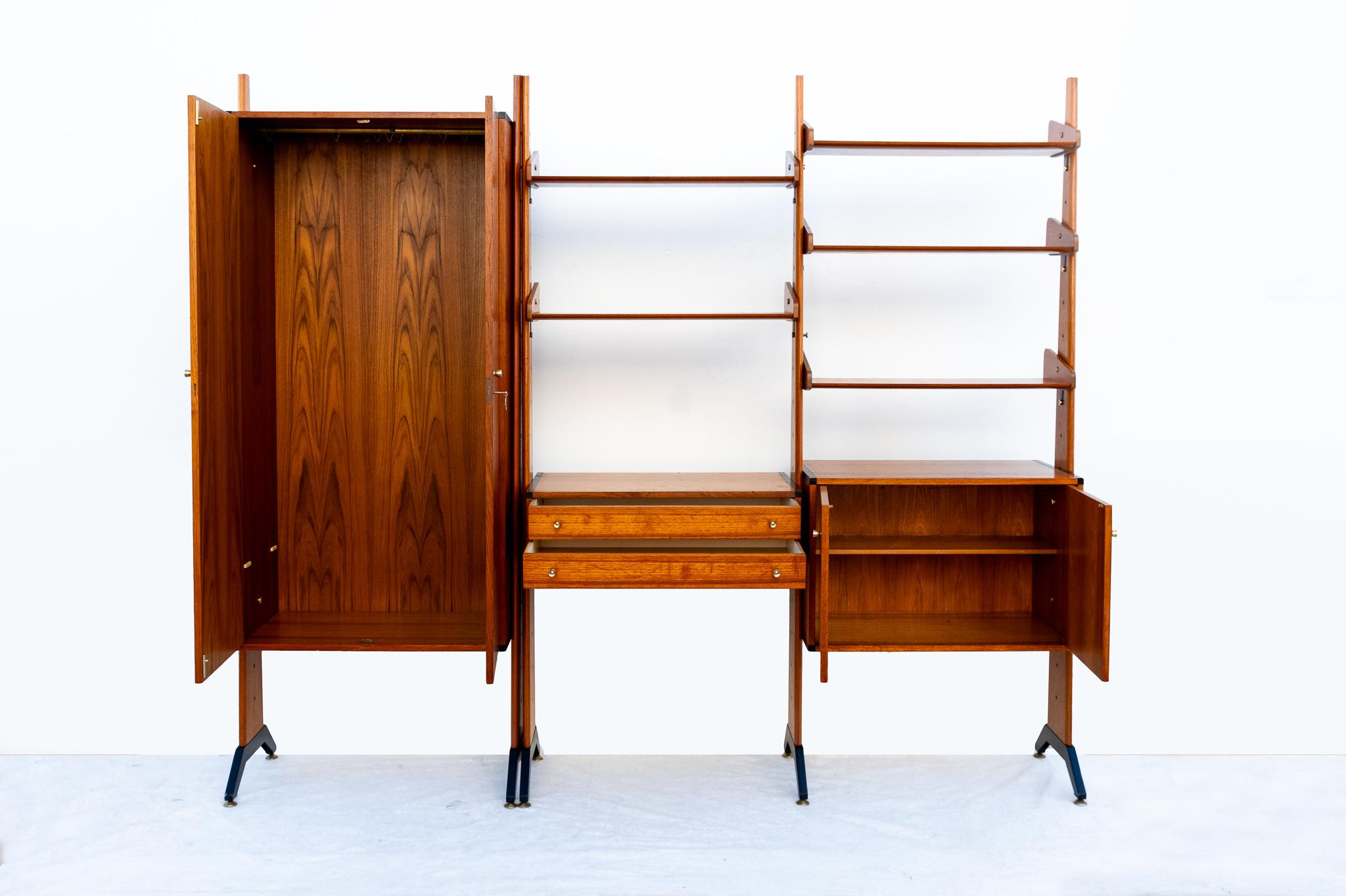 Libreria attribuita a Vittorio Dassi, Made in Italy, Anni '60.
Libreria a moduli a tre campate di Vittorio Dassi Anni '60, prodotta in Italia. La particolarità di questa libreria sono cinque montanti in legno e metallo con puntali regolabili alla