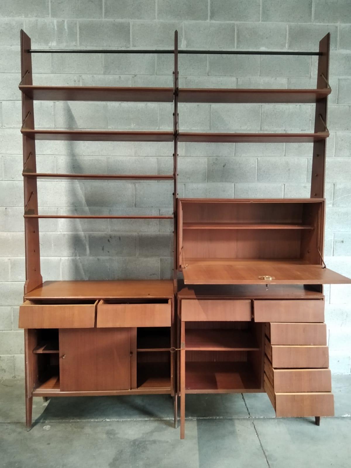Mid-Century Modern Three-Post Freestanding Bookcase - Shelves and Storage - Italy - 1950s For Sale