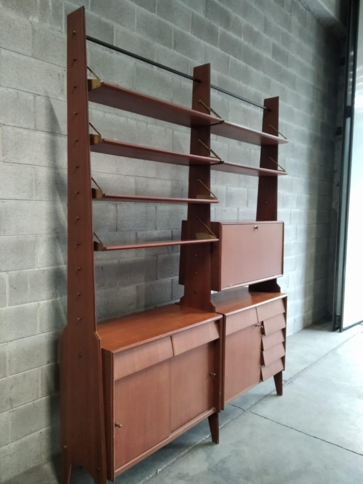 Three-Post Freestanding Bookcase - Shelves and Storage - Italy - 1950s In Good Condition For Sale In Milano, IT