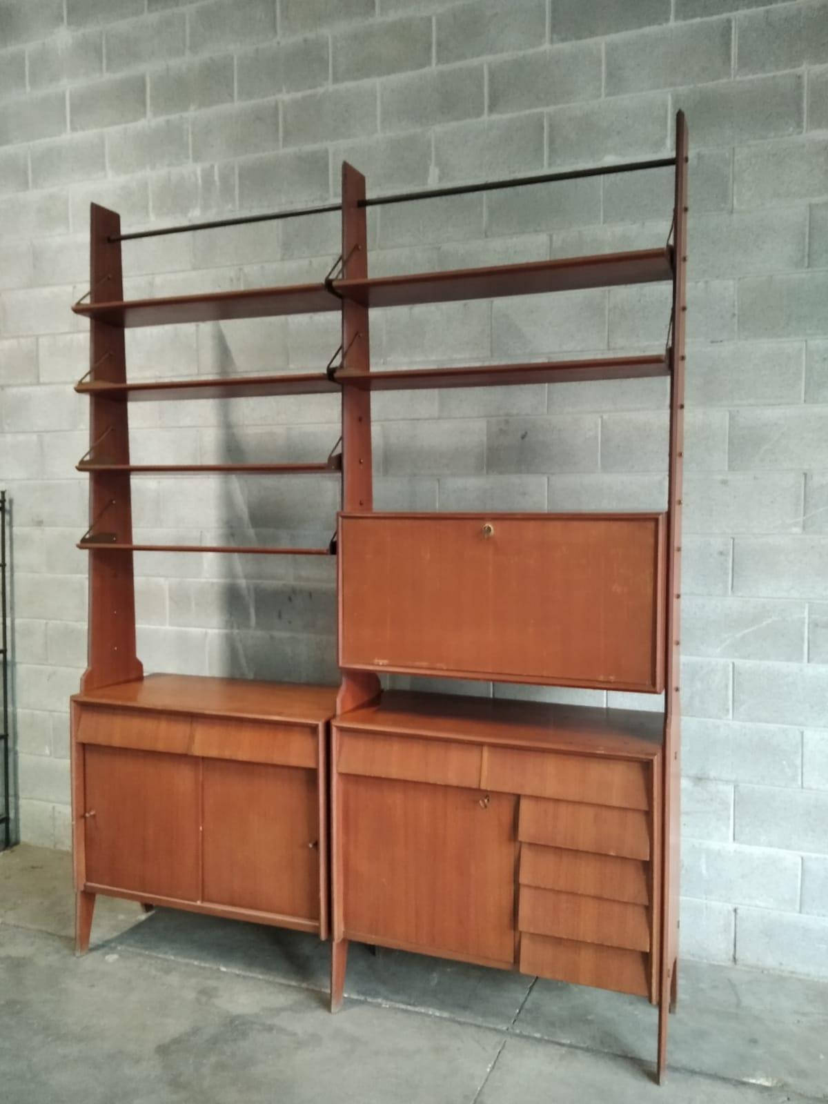 20th Century Three-Post Freestanding Bookcase - Shelves and Storage - Italy - 1950s For Sale