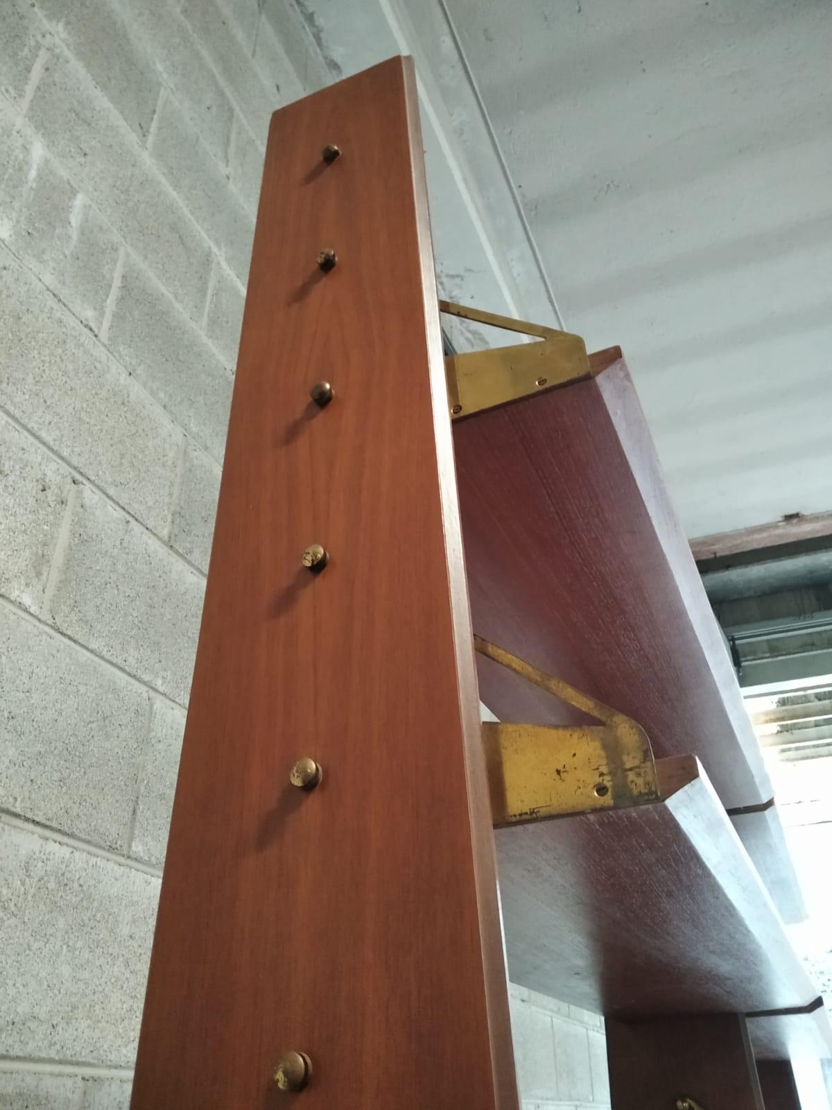 Three-Post Freestanding Bookcase - Shelves and Storage - Italy - 1950s For Sale 1