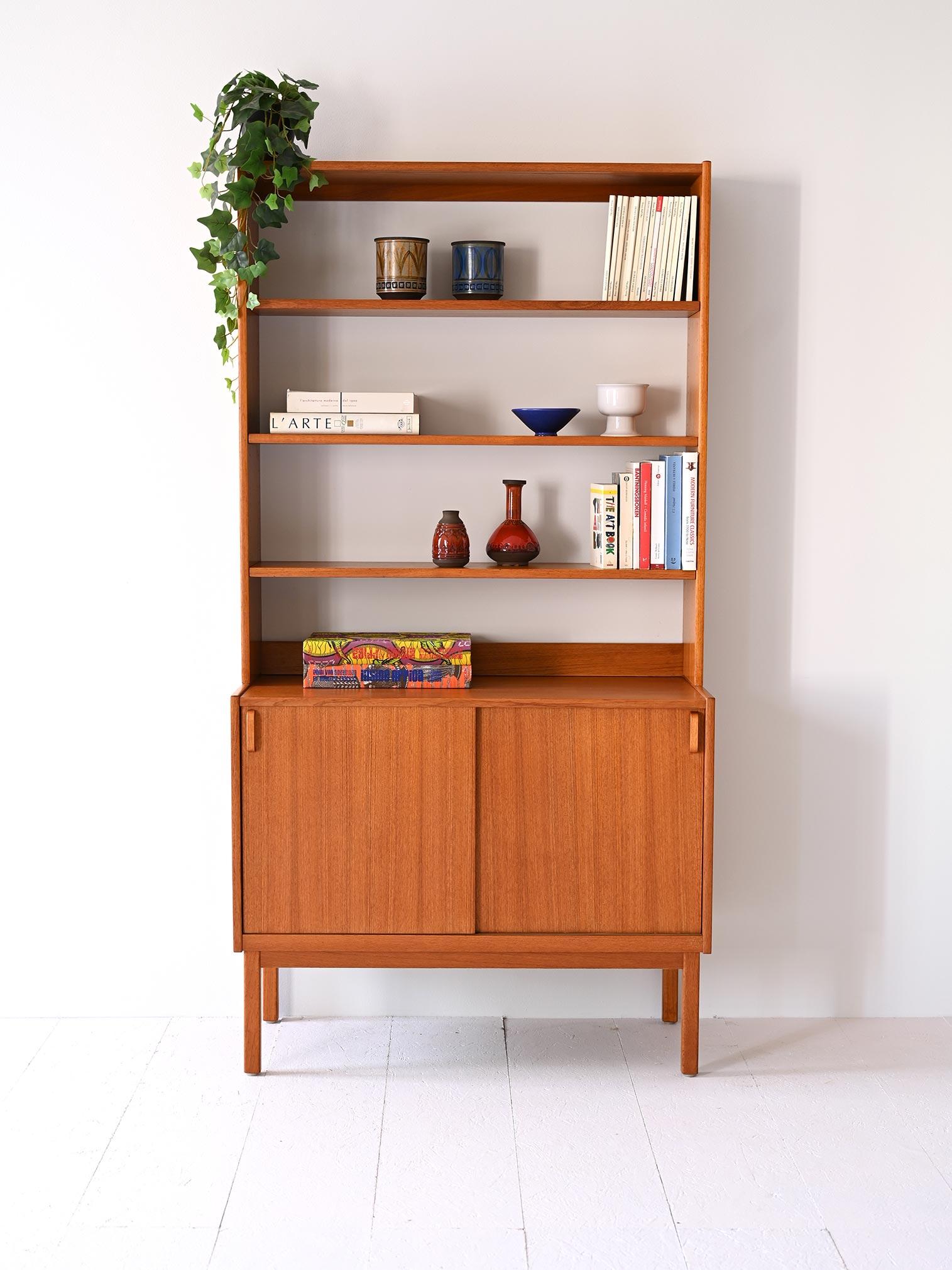 Retro-Design und moderne Funktionalität, mit geschwungenen Holzgriffen und grünem Innenleben. Dieses unverwechselbare Stück passt perfekt in verschiedene Umgebungen und bietet Funktionalität und Stil.

Das Bücherregal besteht aus zwei Teilen: einem