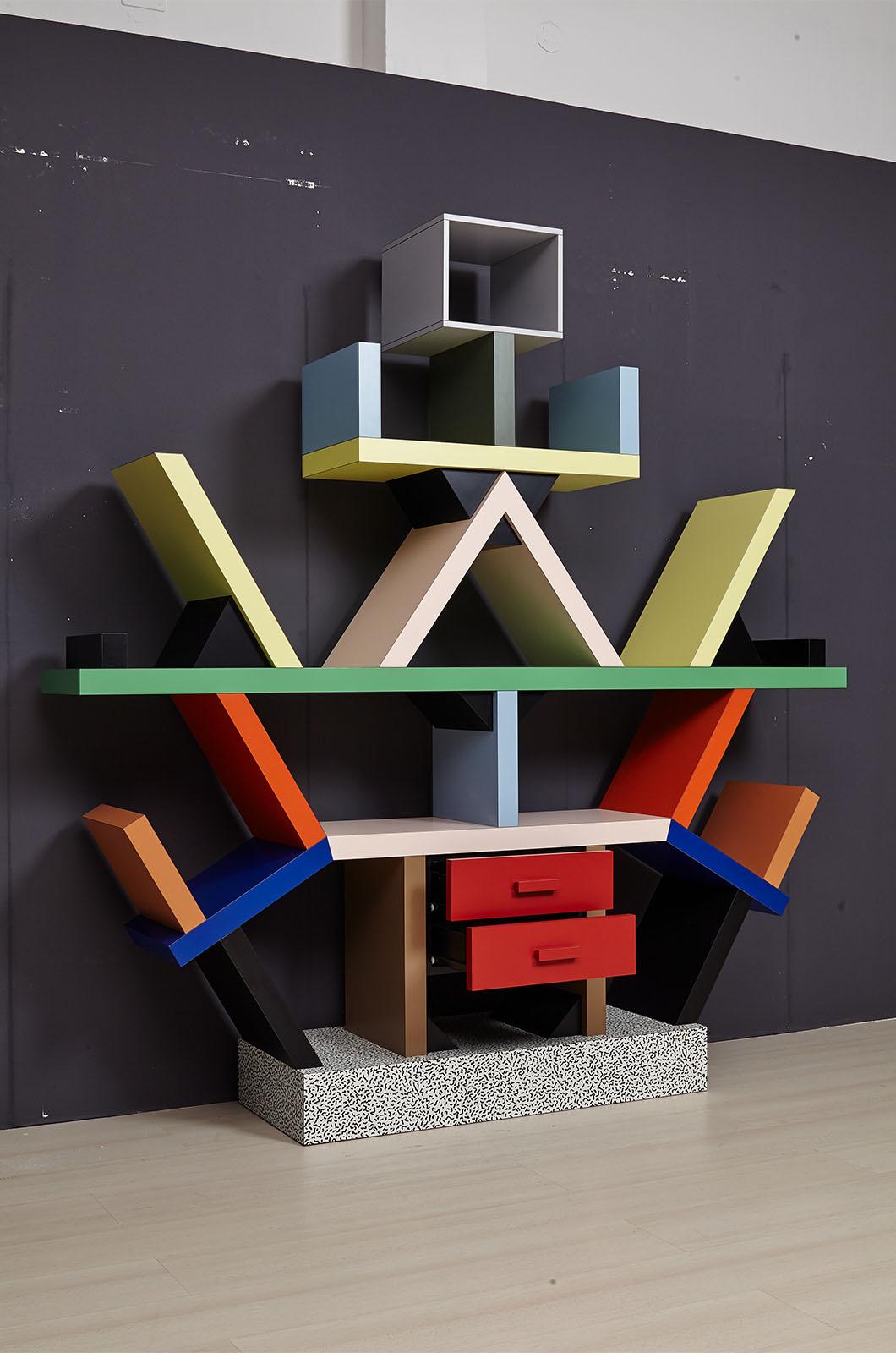 Carlton è il più famoso e iconico di tutti gli oggetti disegnati per Memphis Milano. Il pezzo è stato progettato da Ettore Sottsass e presentato per la prima volta alla storica mostra Memphis di Milano il 18 settembre 1981. Carlton è una grande