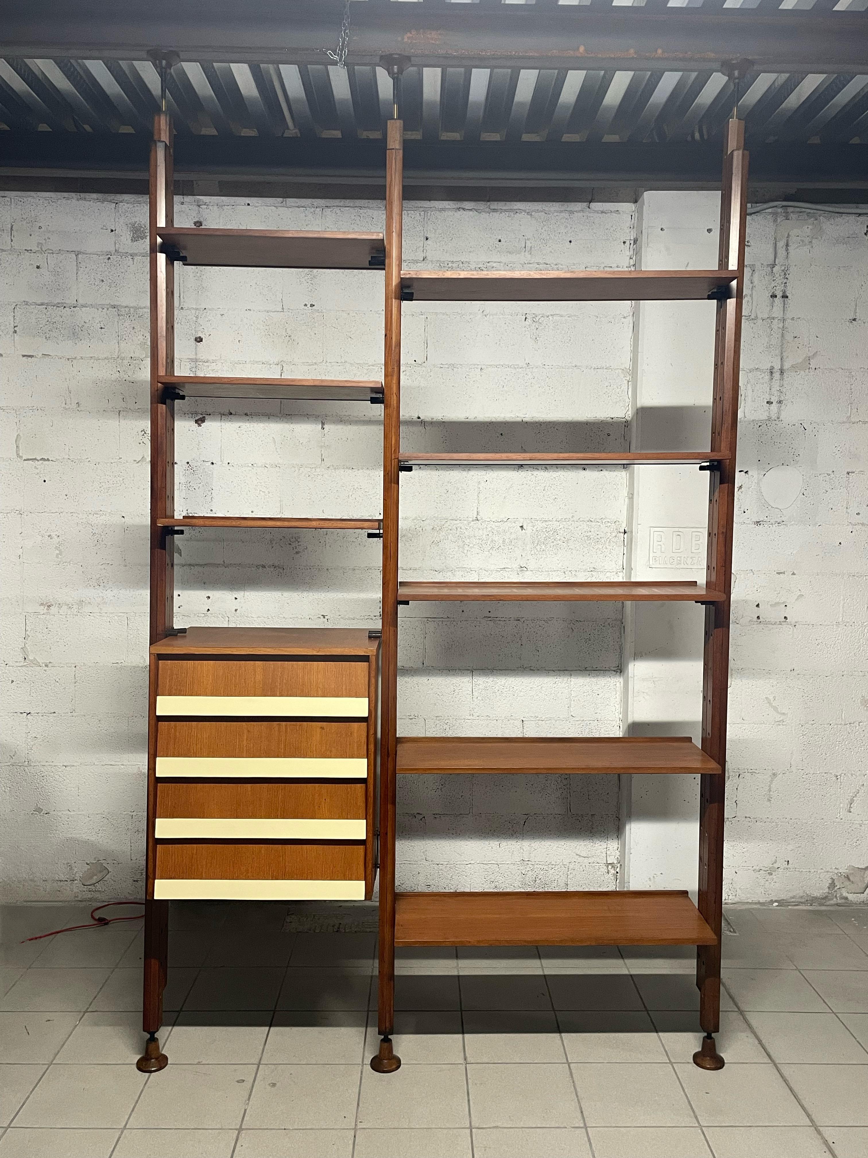Librería de suelo a techo de dos cuerpos de los años 50, obra de Leonardo Fiori, producida por ISA Bergamo.

La altura de la librería es regulable, alcanzando una altura considerable.
Es modular, por lo que los elementos, estantes y cajones, pueden