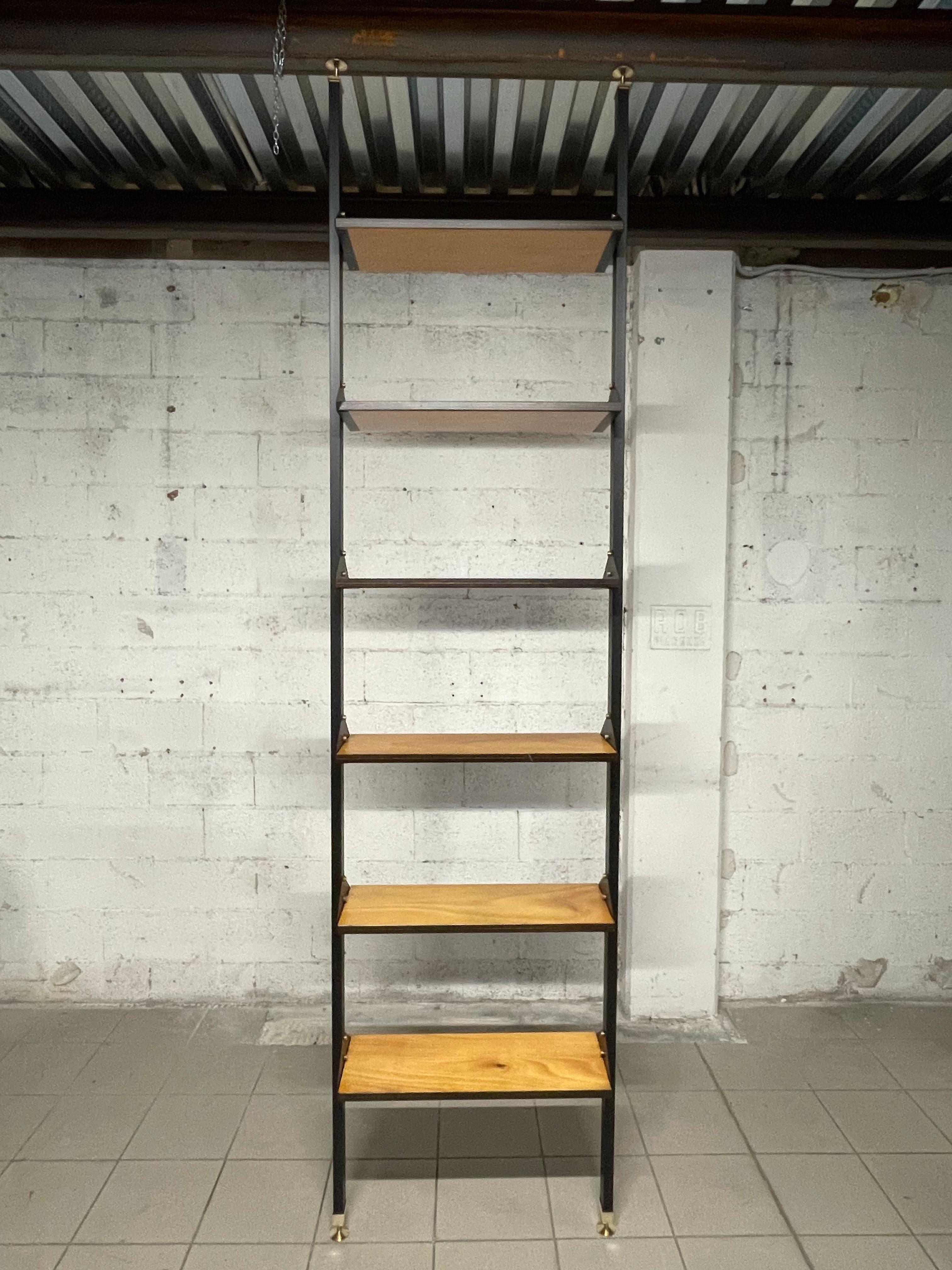 Italian-made 1960s sky-ground bookcase in excellent condition.

Metal frame with wooden shelves, feet and other brass details.

Height of shelves adjustable.