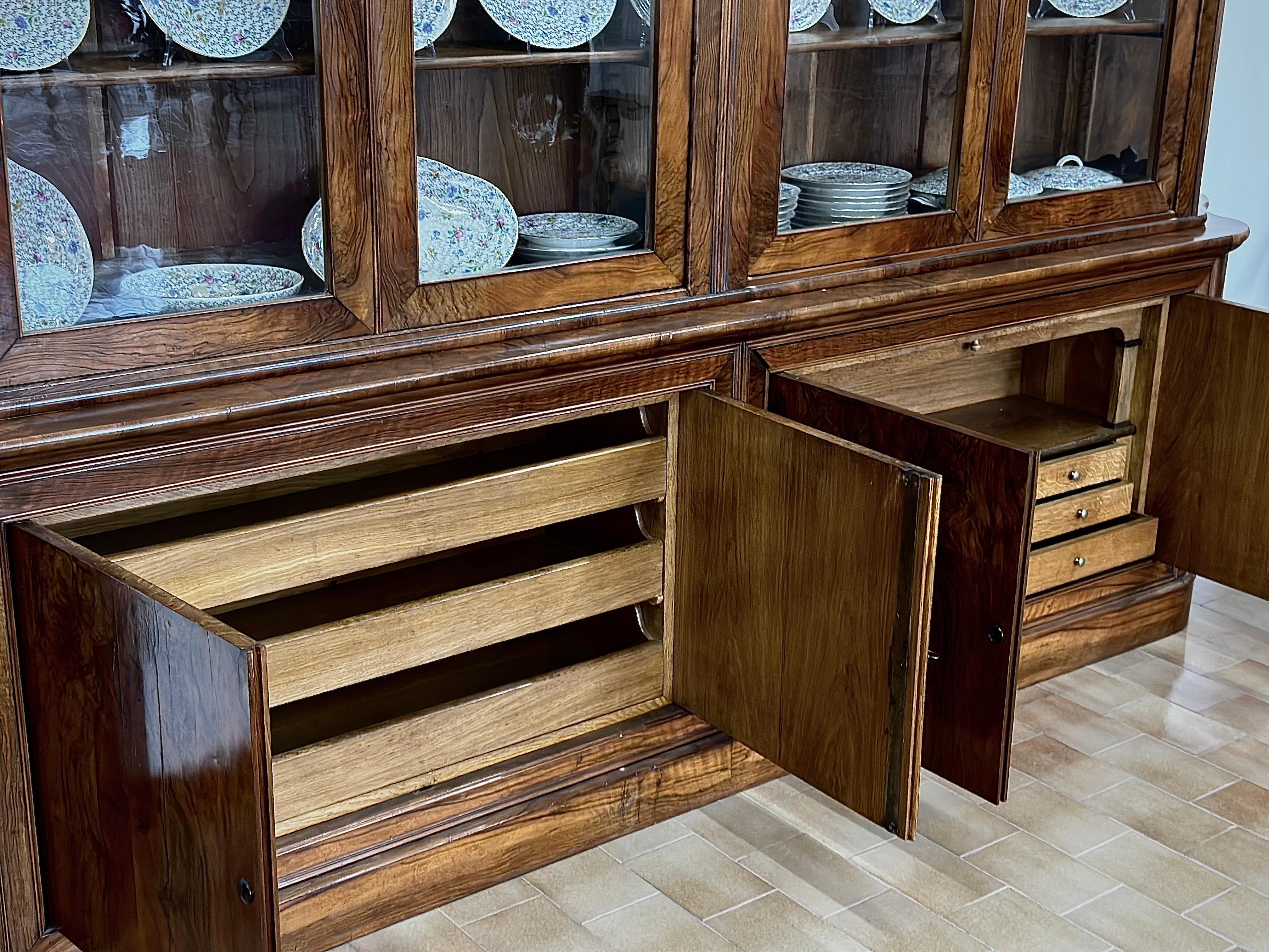 Bücherregal mit gebogenen Ecken und Geheimnissen im Zustand „Hervorragend“ im Angebot in Borgo Veneto, IT