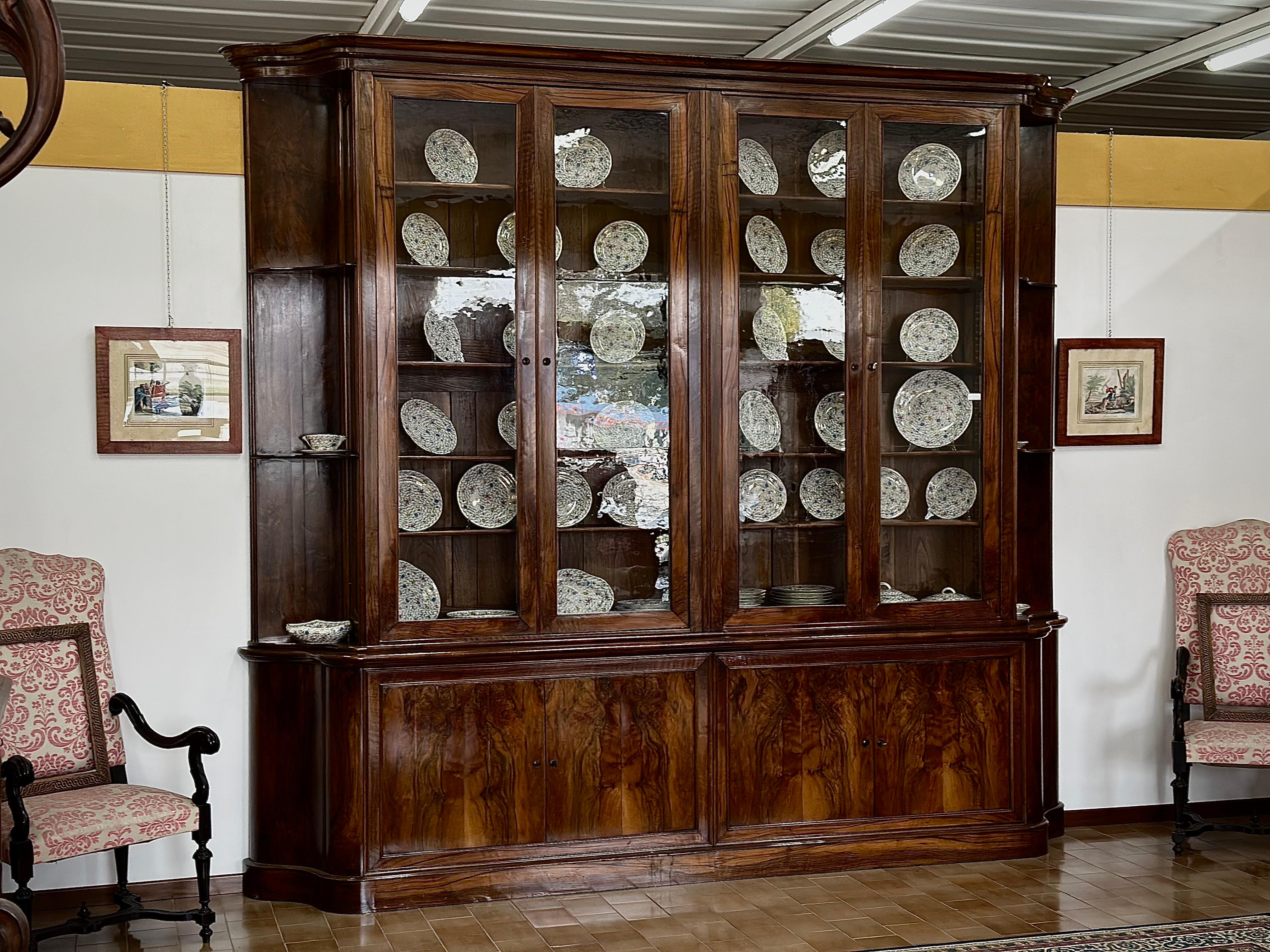 Late 18th Century Bibliothèque avec coins incurvés et secrets en vente