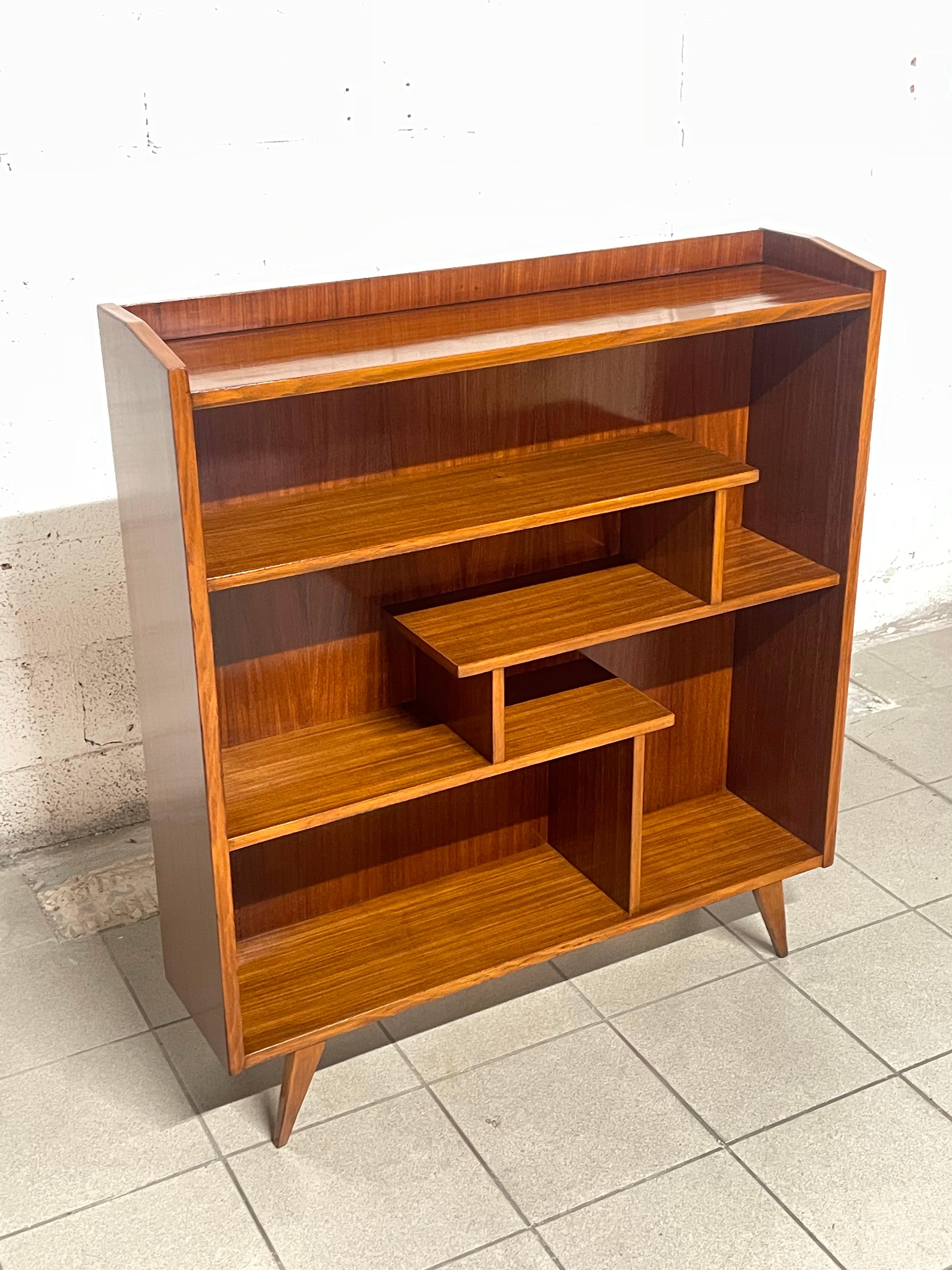 Scandinavo moderno Libreria con gamba a compasso anni '50