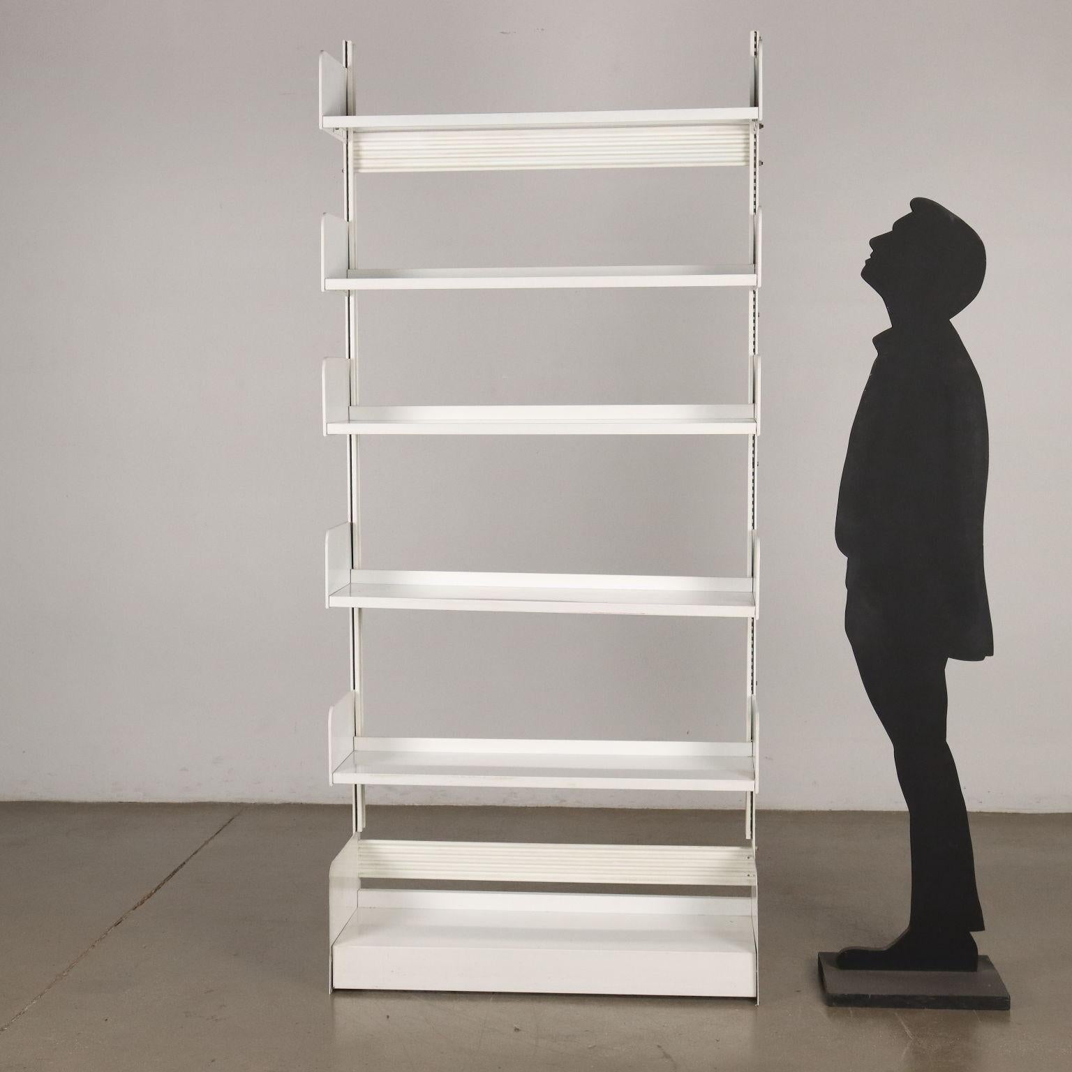Bookcase with adjustable position shelves, enameled metal. Good conditions.