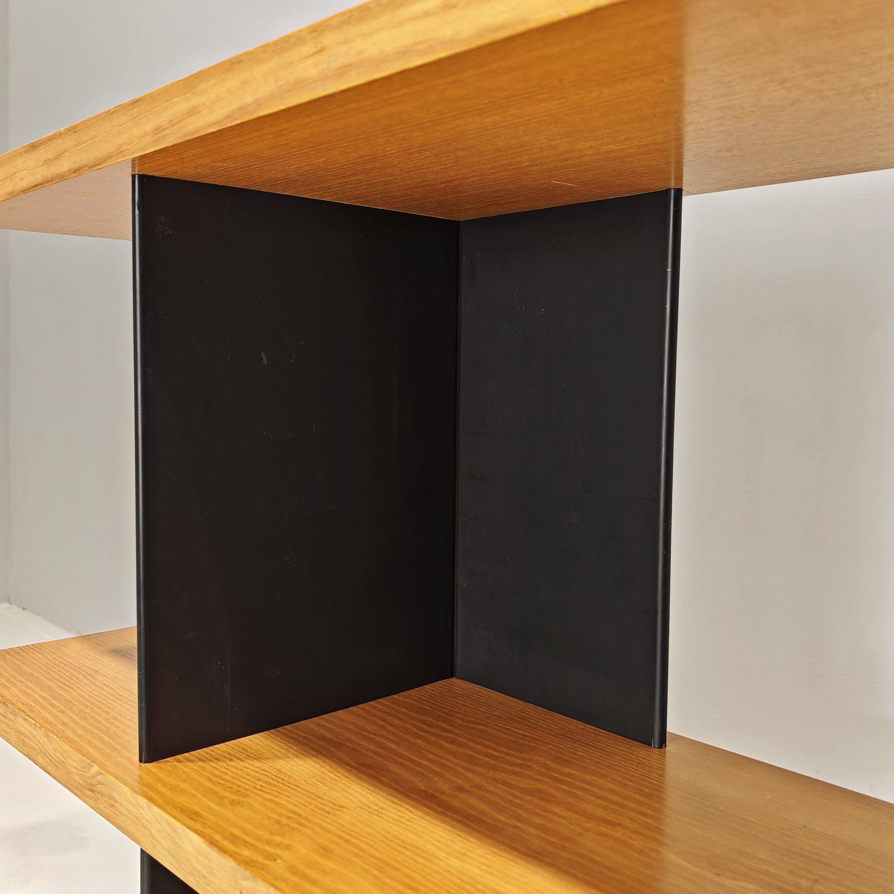 bibliothèque console en chêne, Charlotte Perriand, 1970 en vente 3