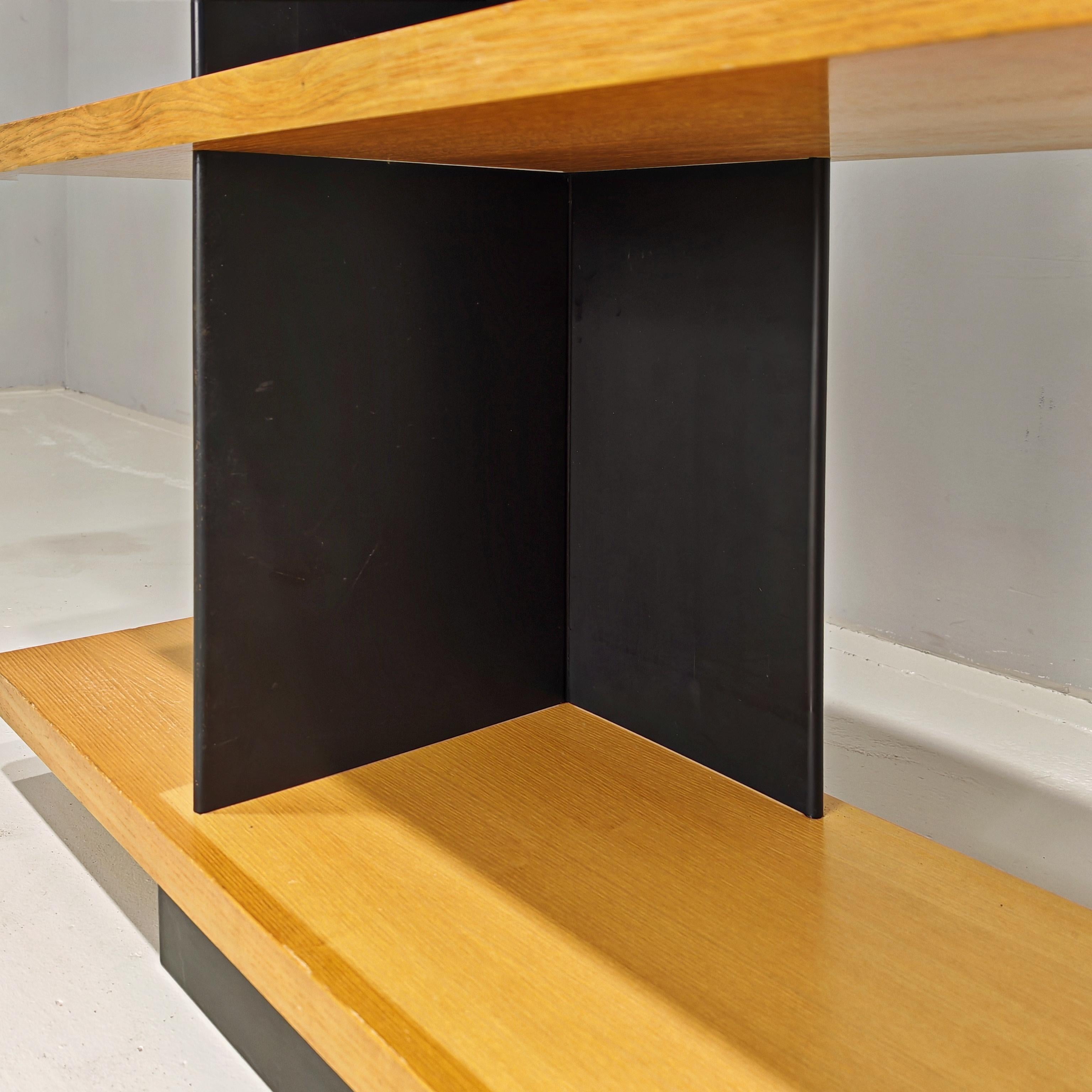 bibliothèque console en chêne, Charlotte Perriand, 1970 en vente 4