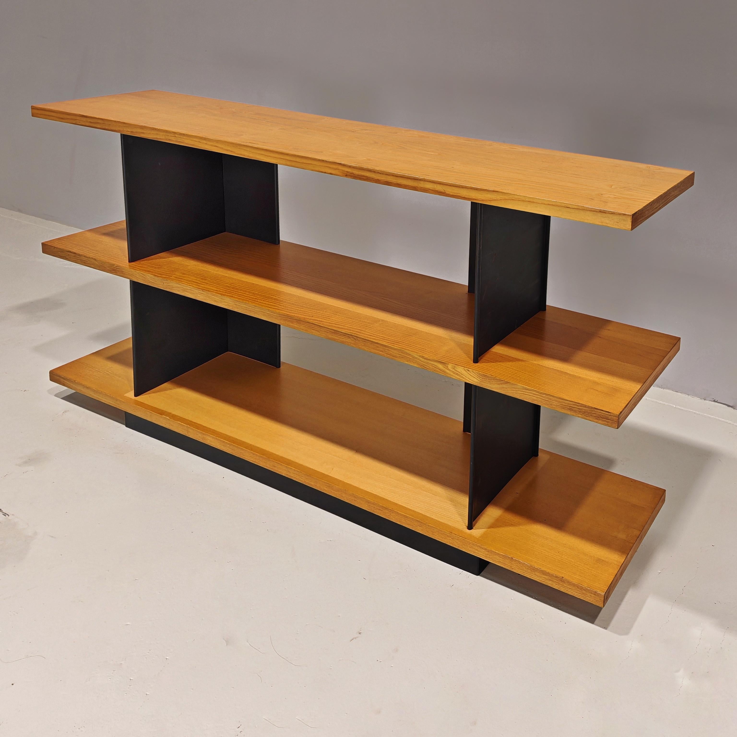 bibliothèque console en chêne, Charlotte Perriand, 1970 en vente 6