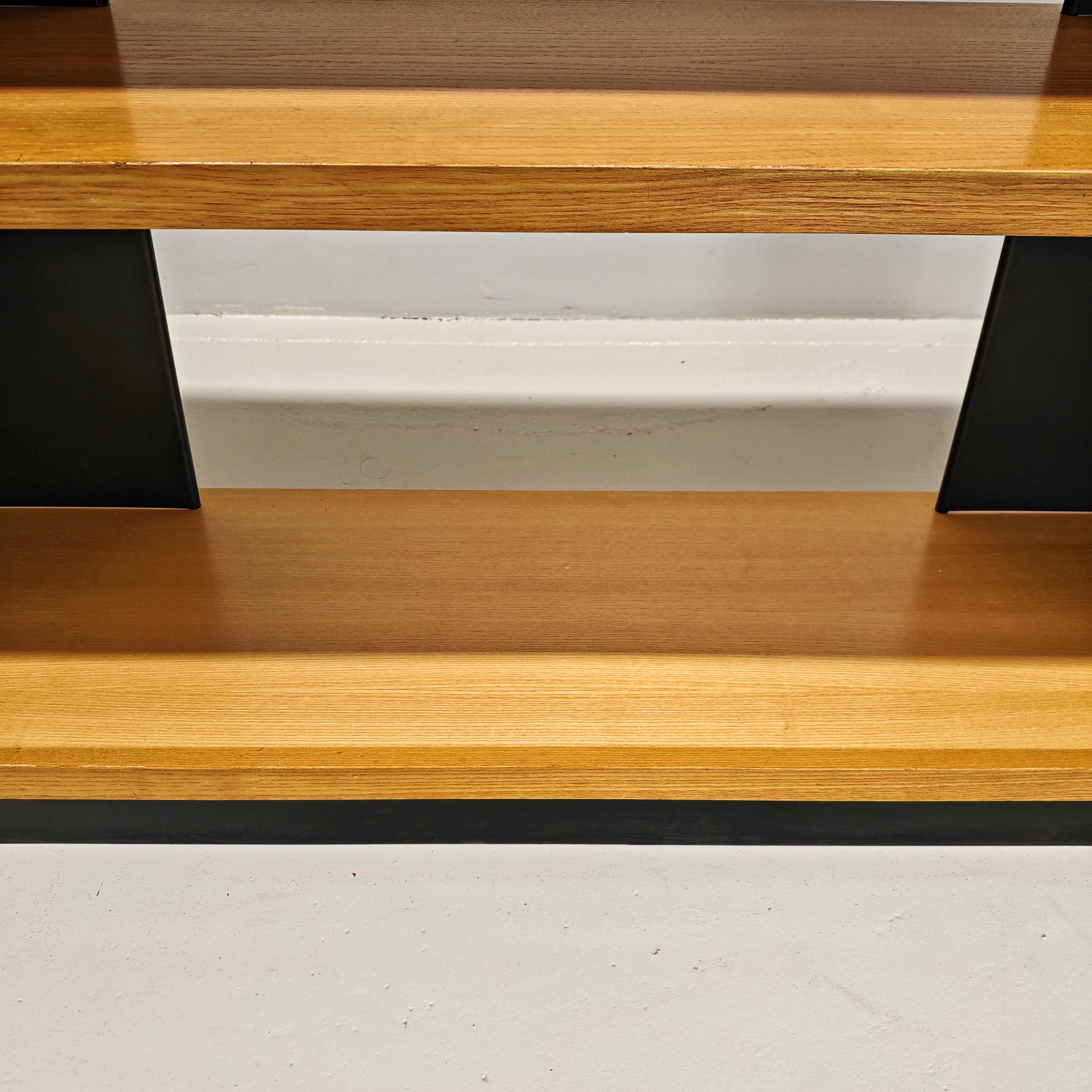 bibliothèque console en chêne, Charlotte Perriand, 1970 en vente 8