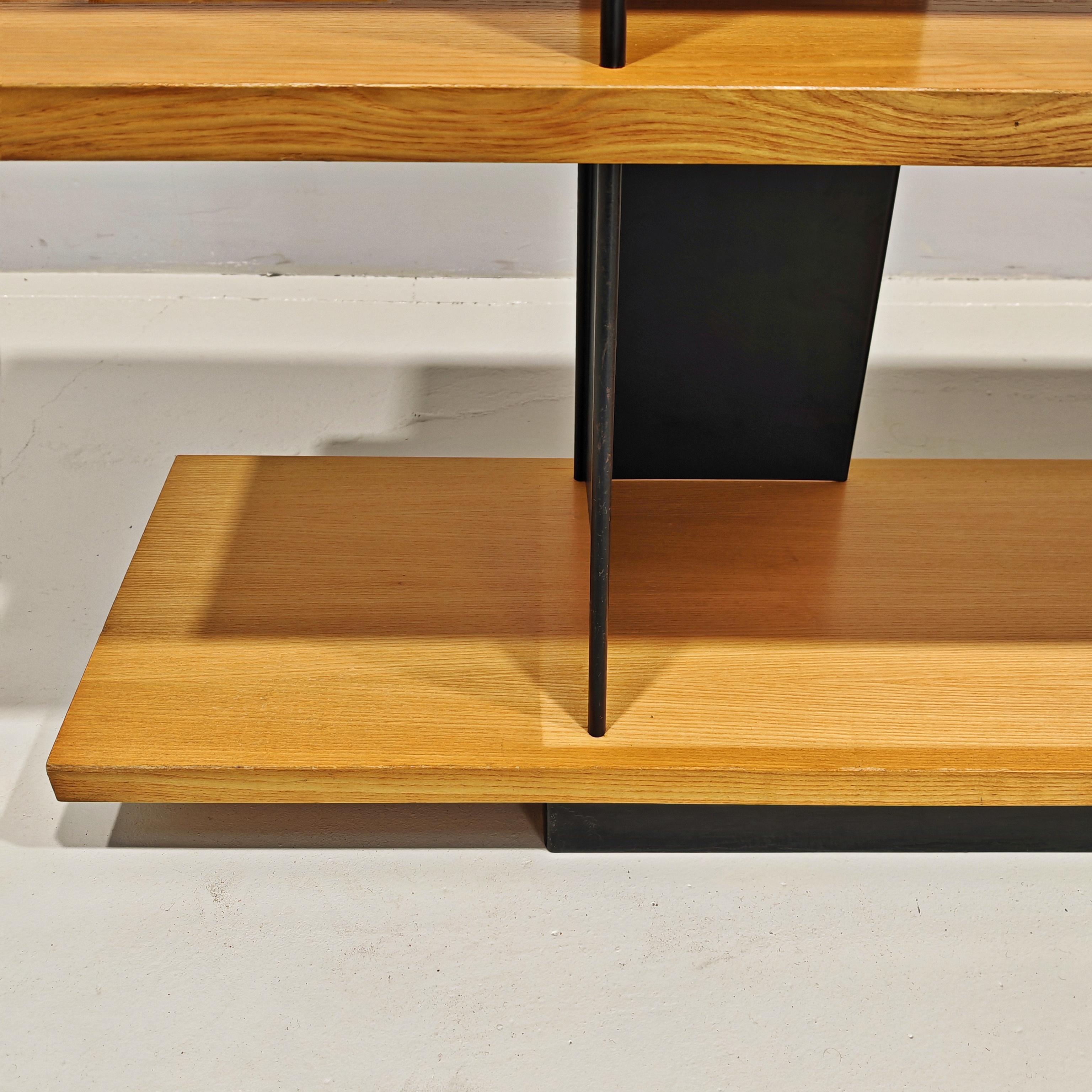 bibliothèque console en chêne, Charlotte Perriand, 1970 en vente 9