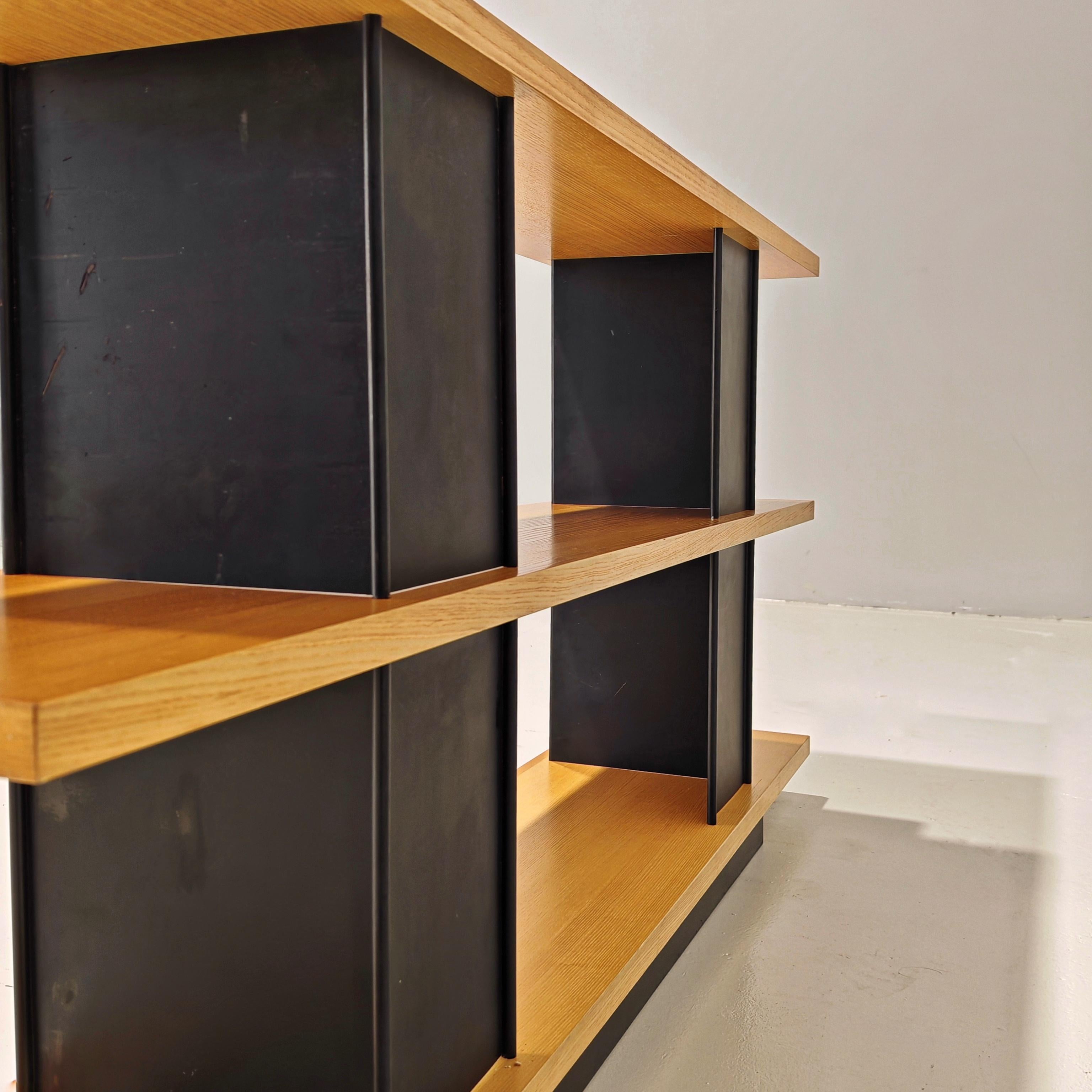 Tôle bibliothèque console en chêne, Charlotte Perriand, 1970 en vente