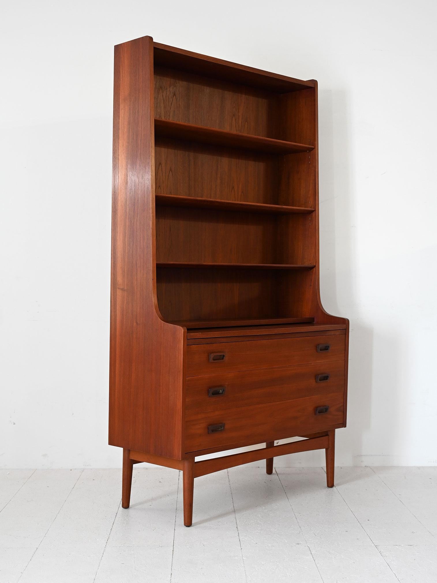 Scandinave moderne Bibliothèque danoise en teck à tiroirs des années 1950 en vente