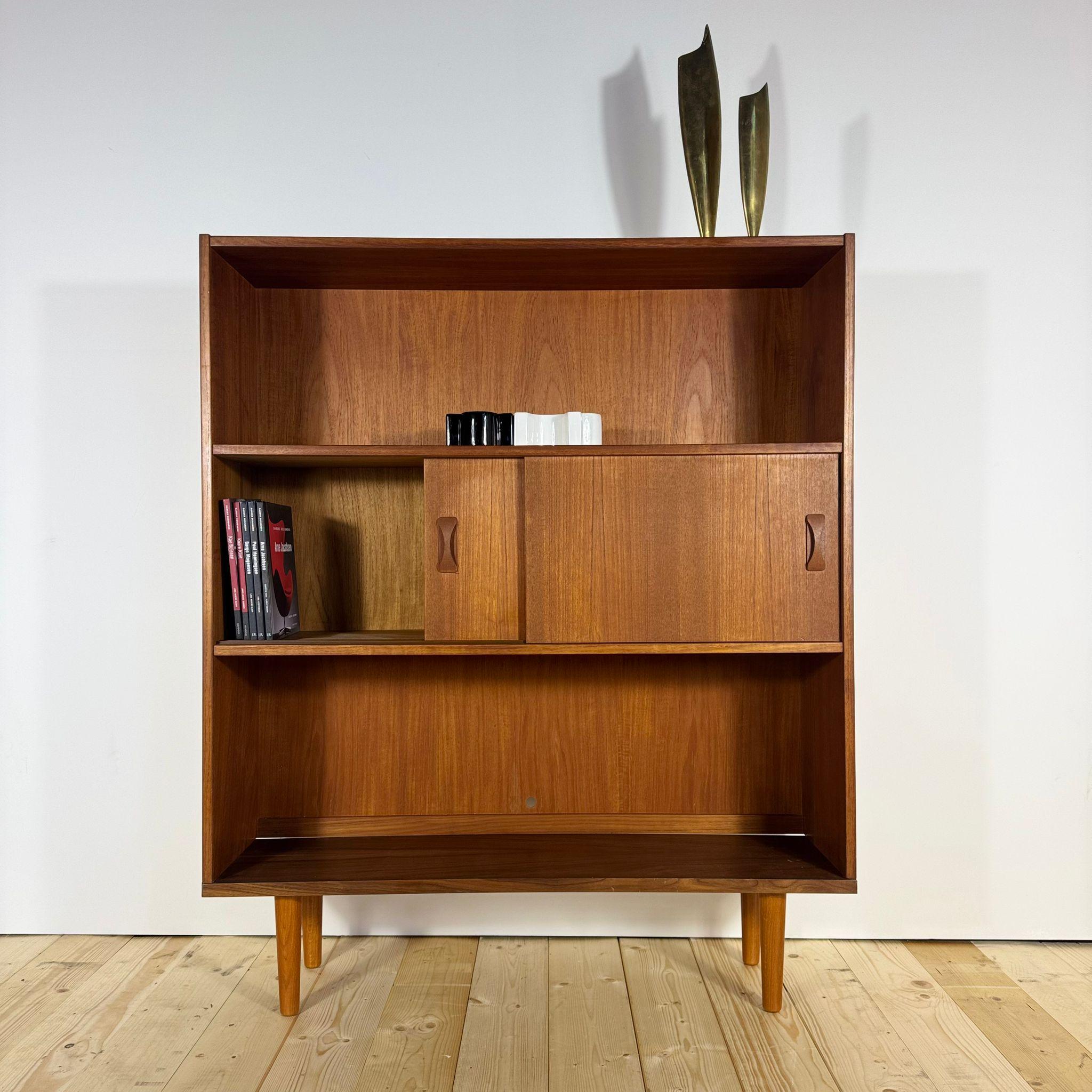 Mid-Century moderno Libreria danese in teak anni '60 con ante scorrevoli in vendita