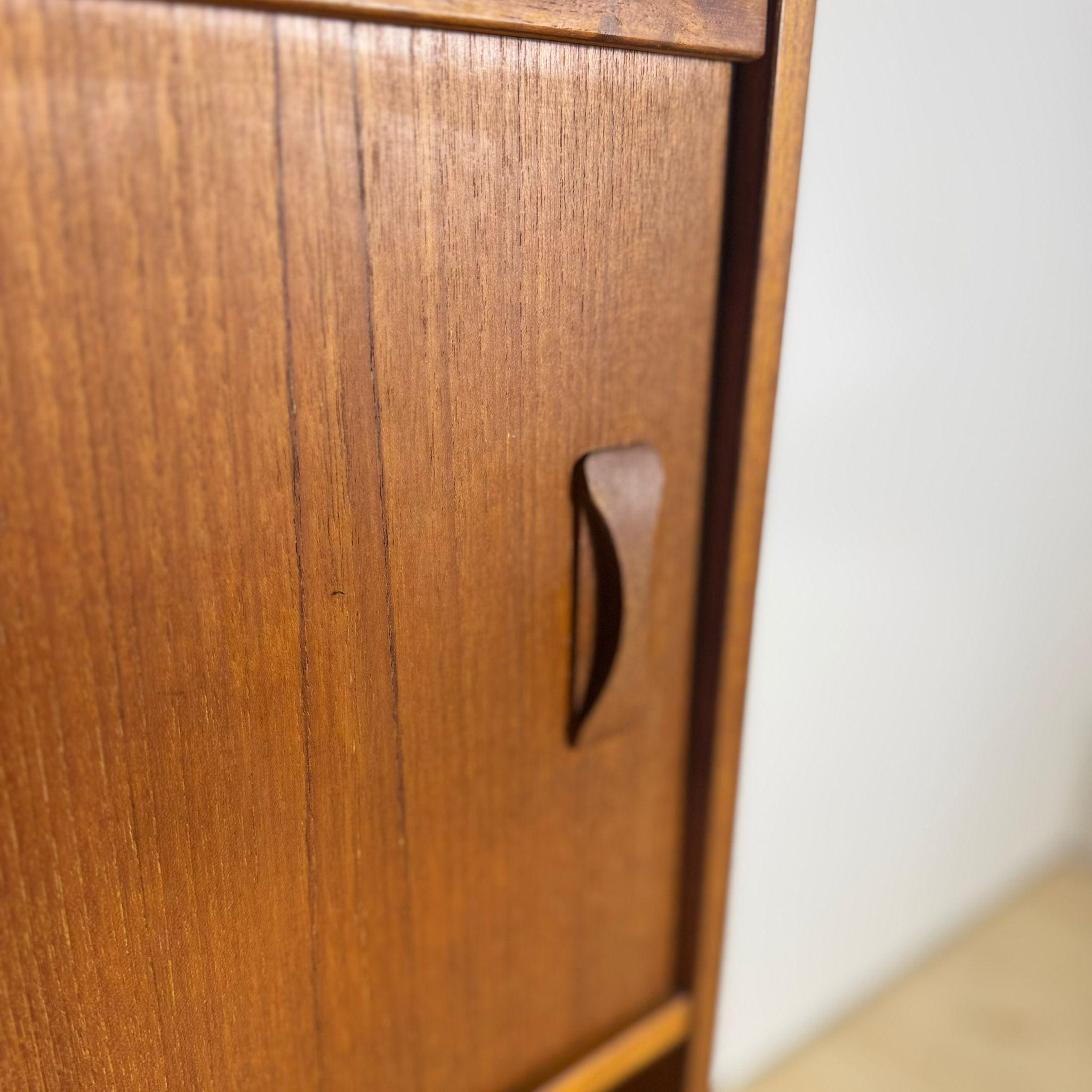 Danese Libreria danese in teak anni '60 con ante scorrevoli in vendita