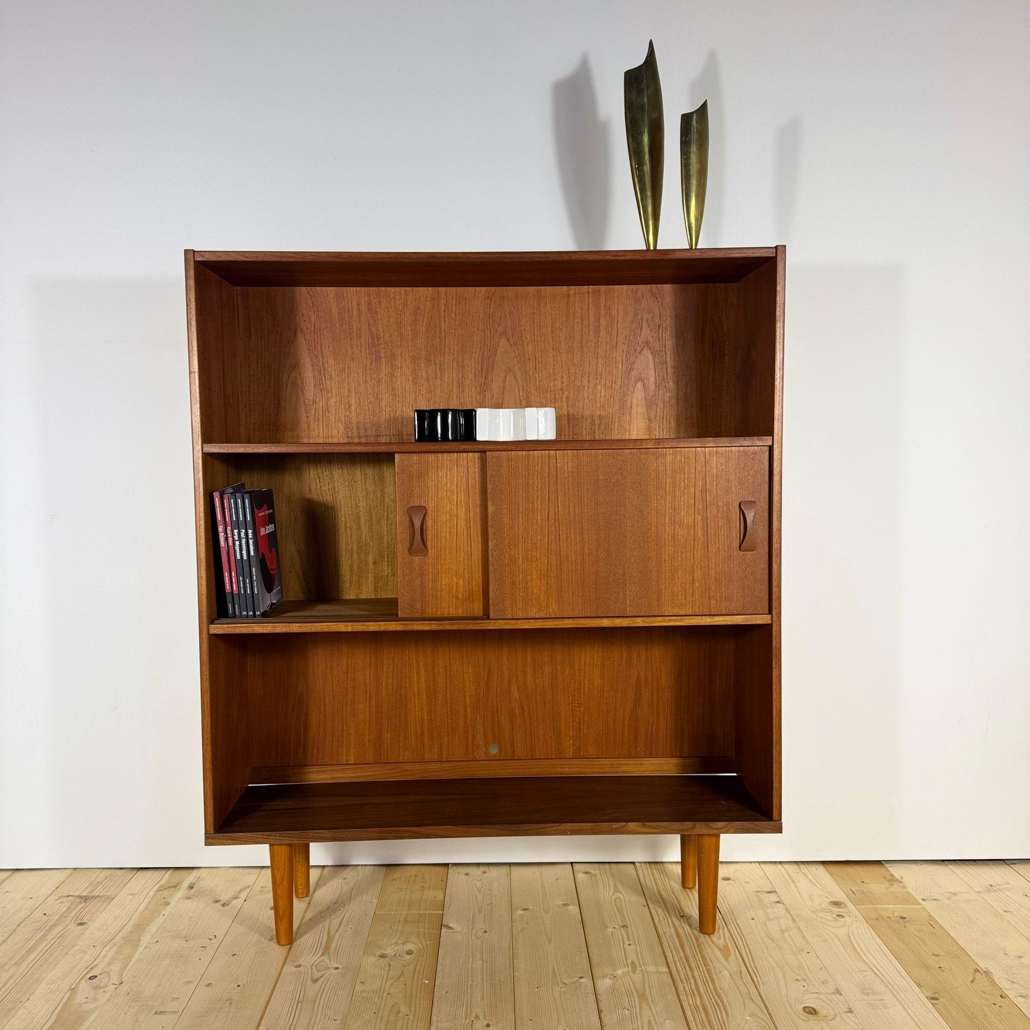 Libreria danese in teak anni '60 con ante scorrevoli In condizioni buone in vendita a Torino, IT