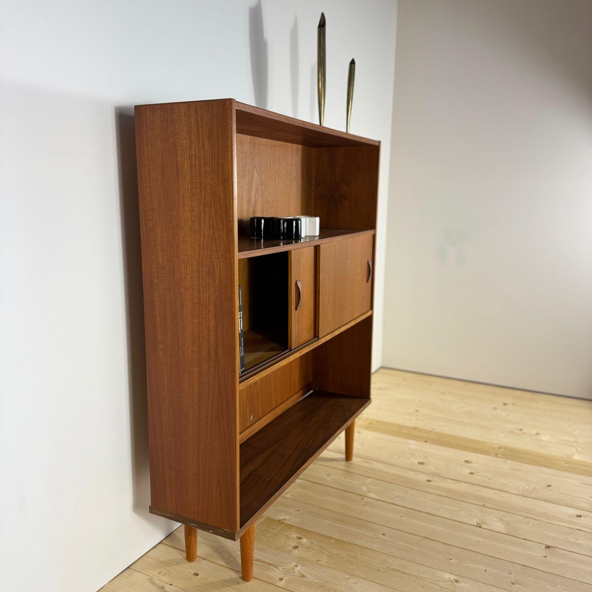 Teak Libreria danese in teak anni '60 con ante scorrevoli in vendita