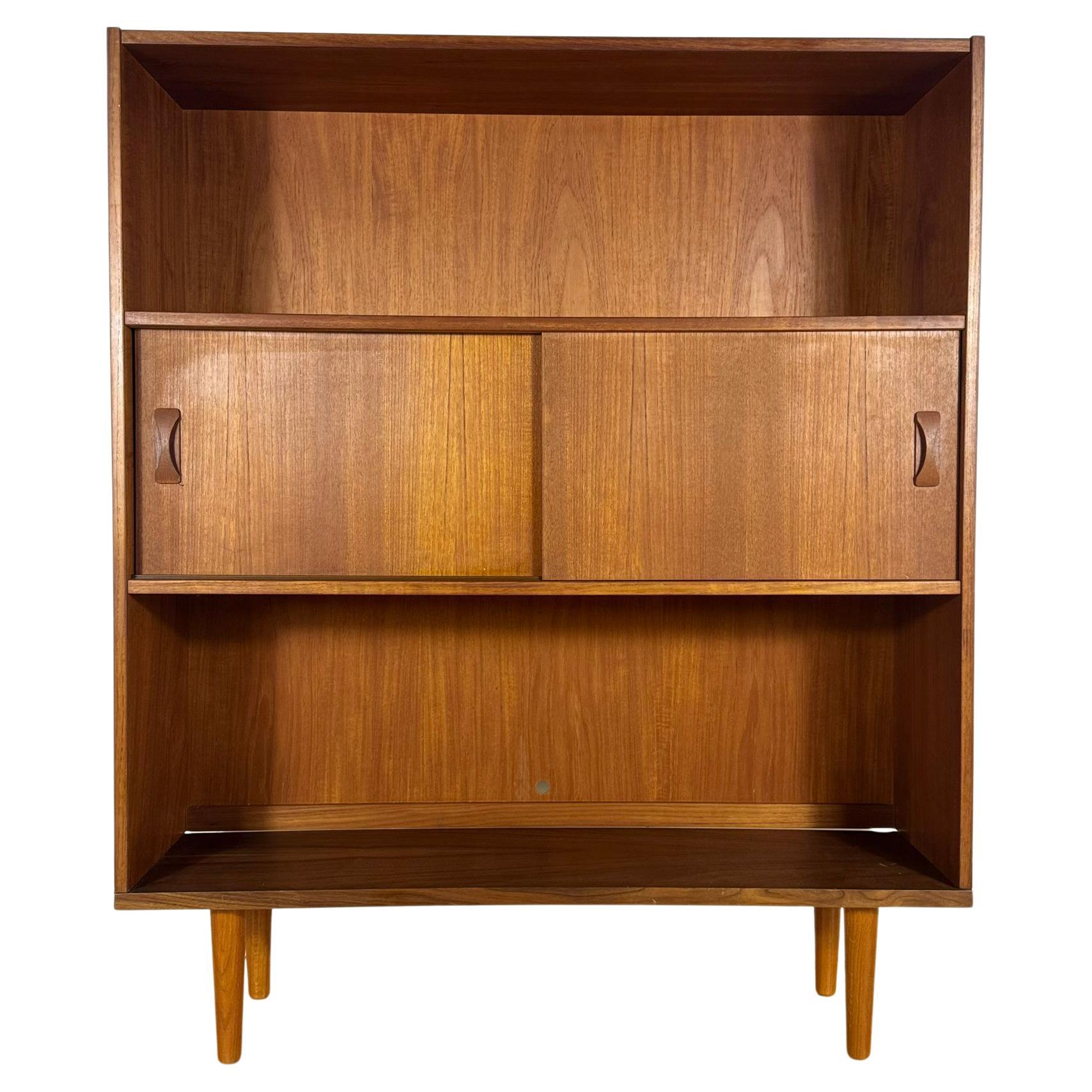 Libreria danese in teak anni 
60 con ante scorrevoli in vendita