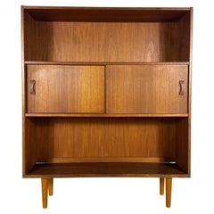 Libreria danese in teak anni ’60 con ante scorrevoli