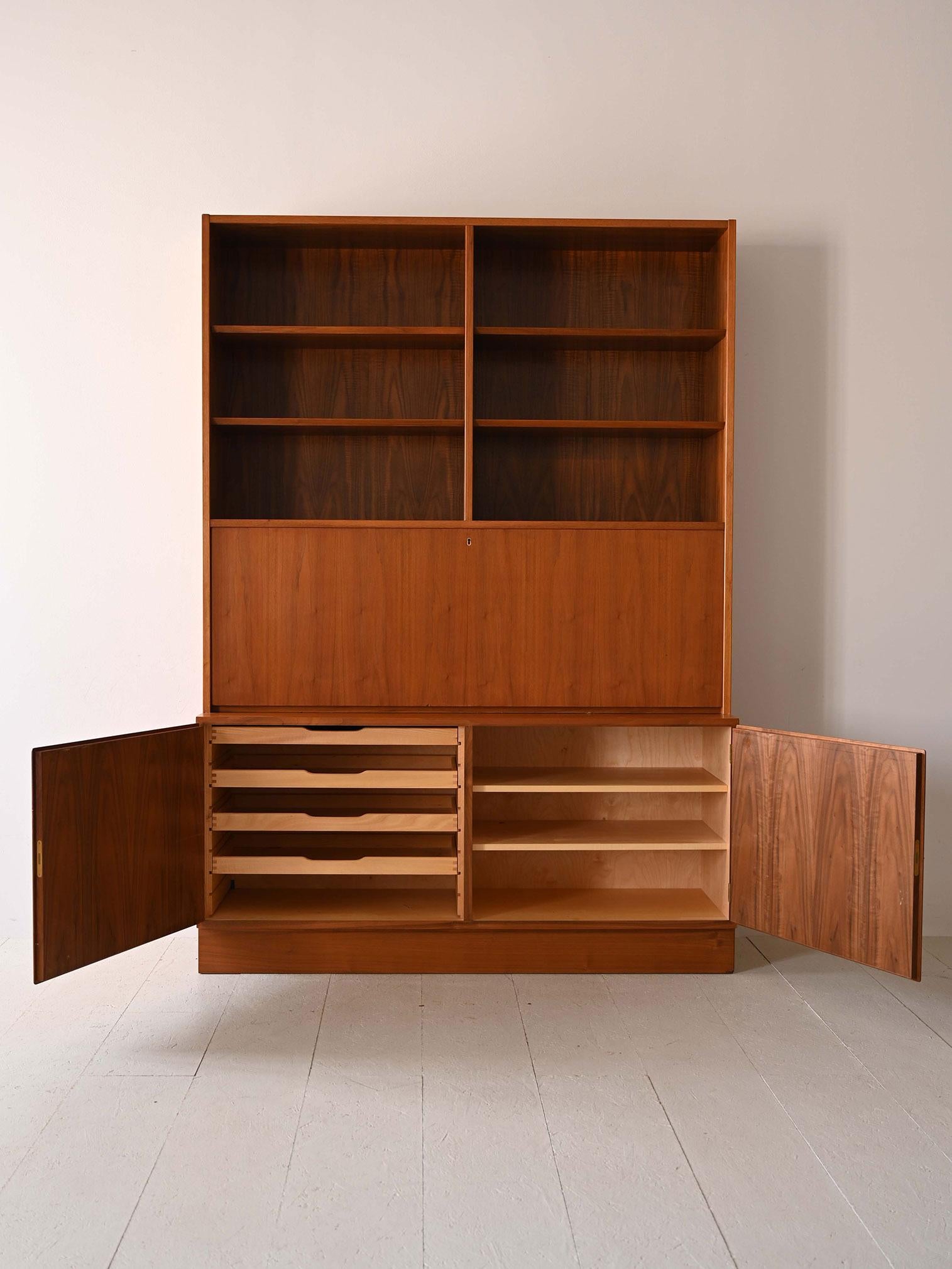 Danish teak bookcase with drop-down desk In Good Condition For Sale In Brescia, IT