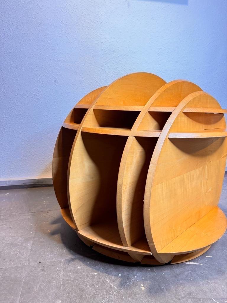 Wood Libreria de madera en forma redonda For Sale