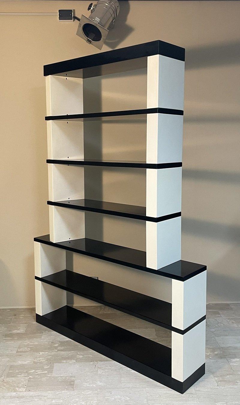 Libreria/divisorio nello stile di Wim Rietveld per Bijenkorf realizzata negli anni Sessanta.
La libreria è bifacciale, il che la rende anche un ottimo divisorio per la stanza.
La libreria è modulare e quindi componibile in diverse altezze. Colore
