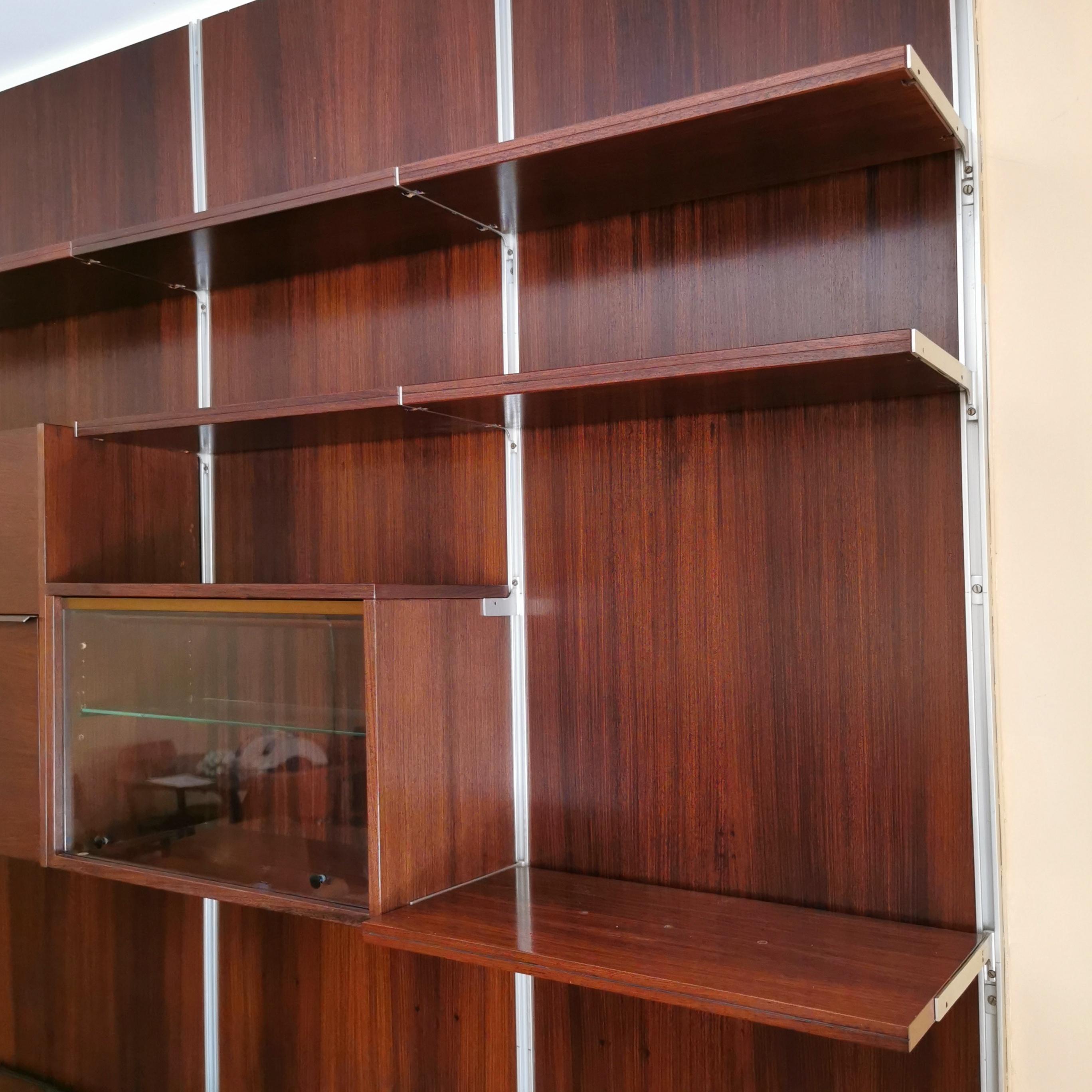 Splendida Libreria E22 disegnata da Osvaldo Borsani per Tecno spa negli anni 60.
molteplici mobili contenitori bassi e modulo bar con ribalta.
E' Possibile rimuovere i pannelli posteriori in legno montando quindi la libreria con muro a vista
Le