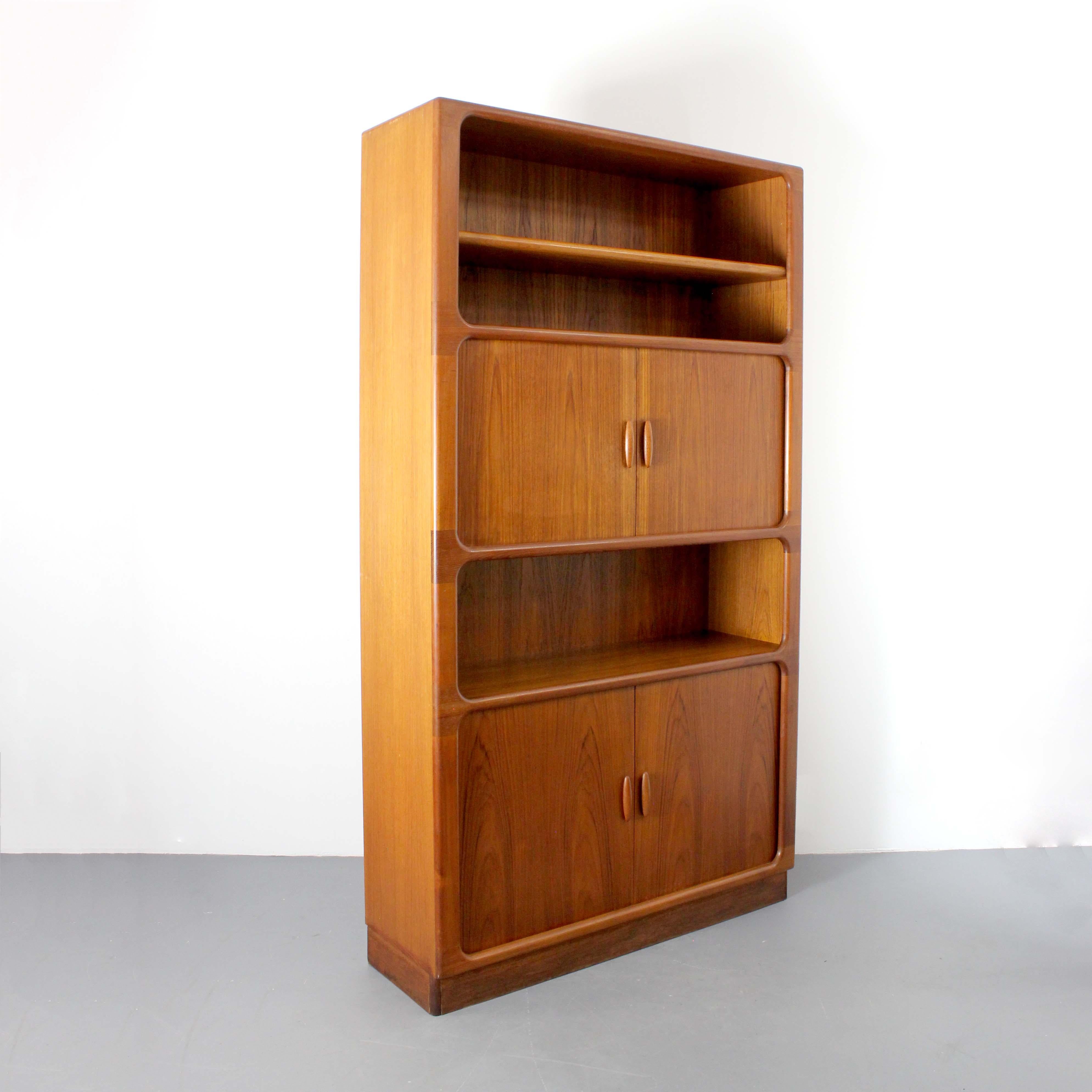 Librería Dyrlund en madera de teca 1960 Dinamarca mediados del siglo XX en venta