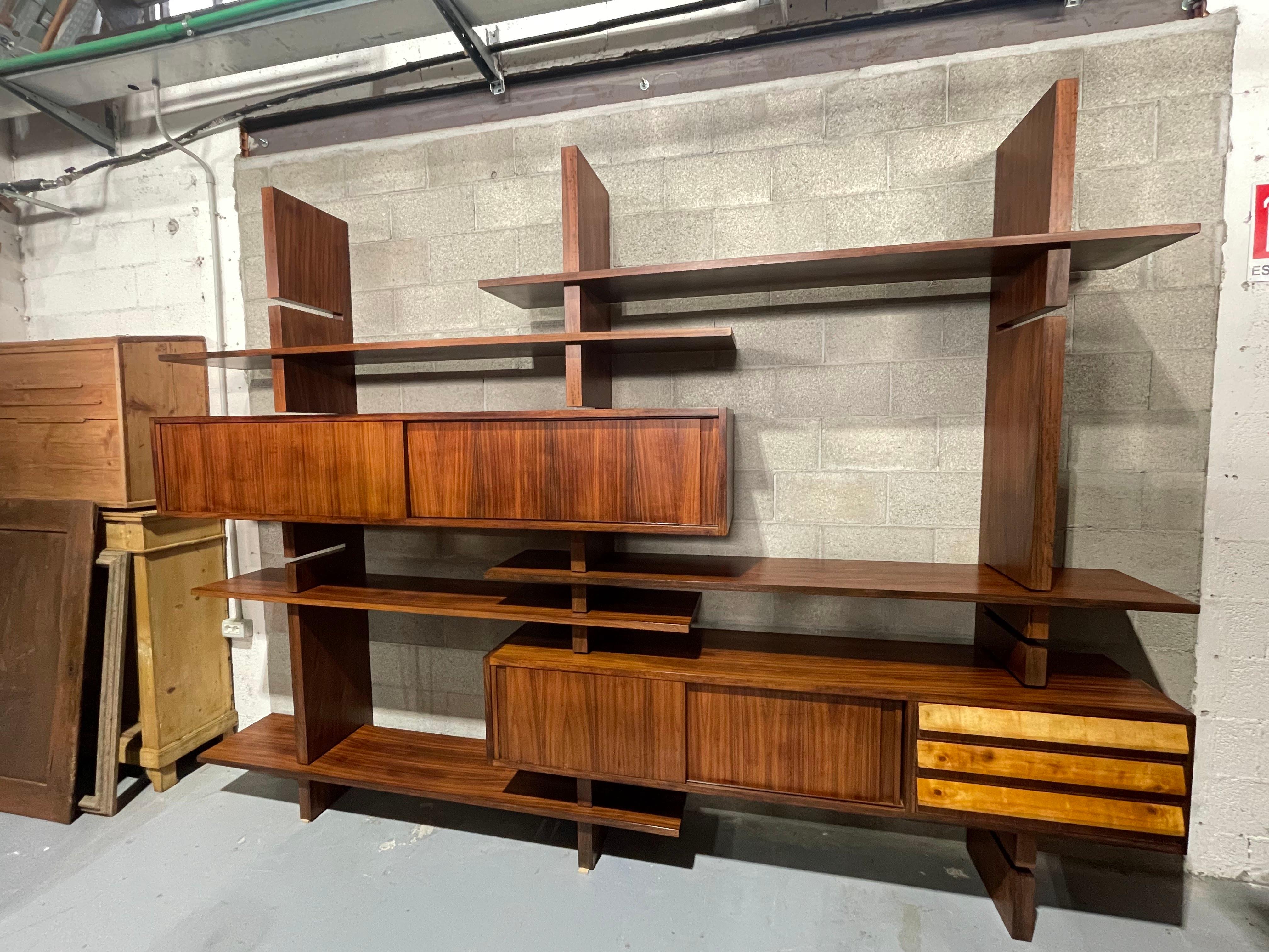 La libreria Extenso di Studio Amma è sempre un elemento di design unico e intramontabile.

La libreria è composta da una serie di mensole e contenitori a posizione intercambiabile.
Contenitori ad antine scorrevoli e a cassetti.

Tutta la libreria è