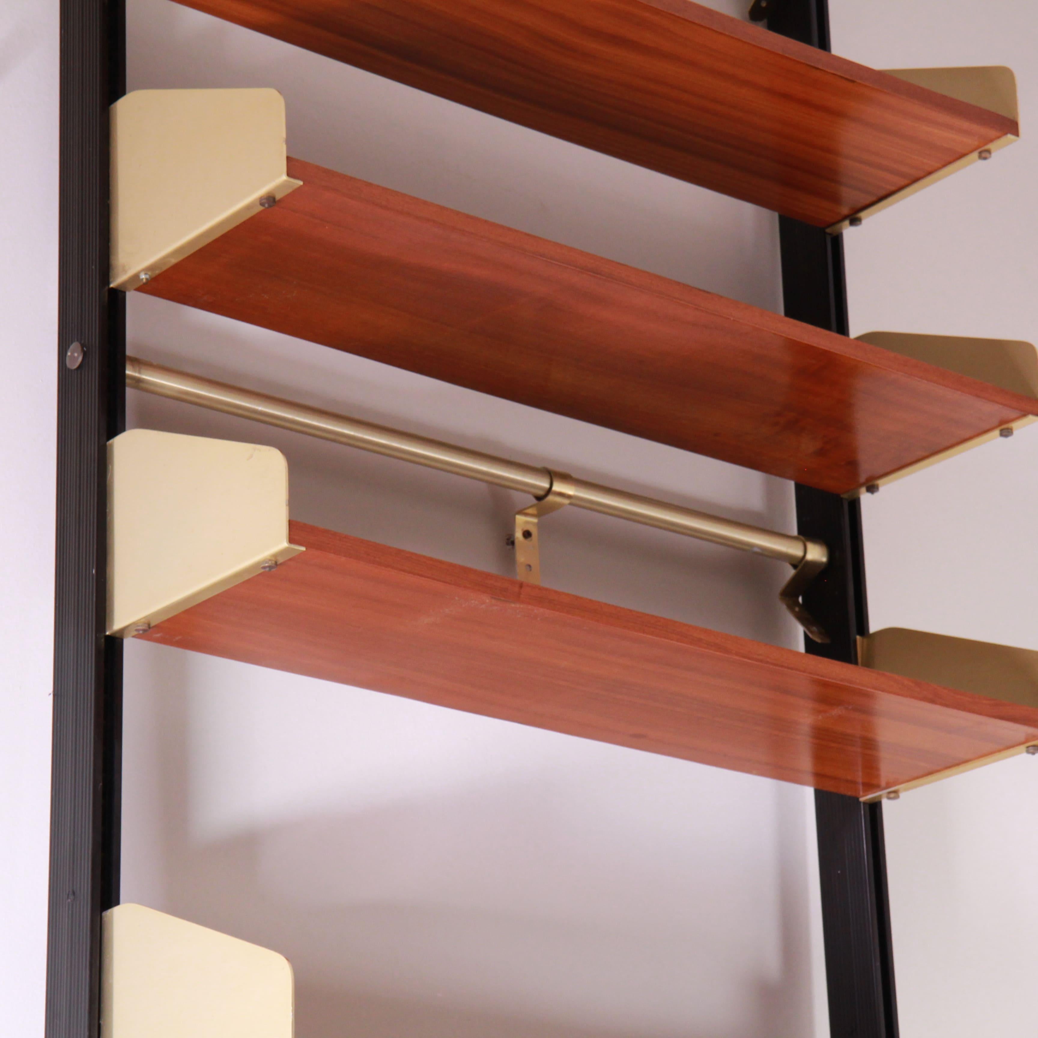 Feal bookcase with writing module, dating from the 1960s, is an elegant example of modular design typical of that era. Produced with a metal and wood frame, this bookcase features a post system that allows the various shelves and compartments to be